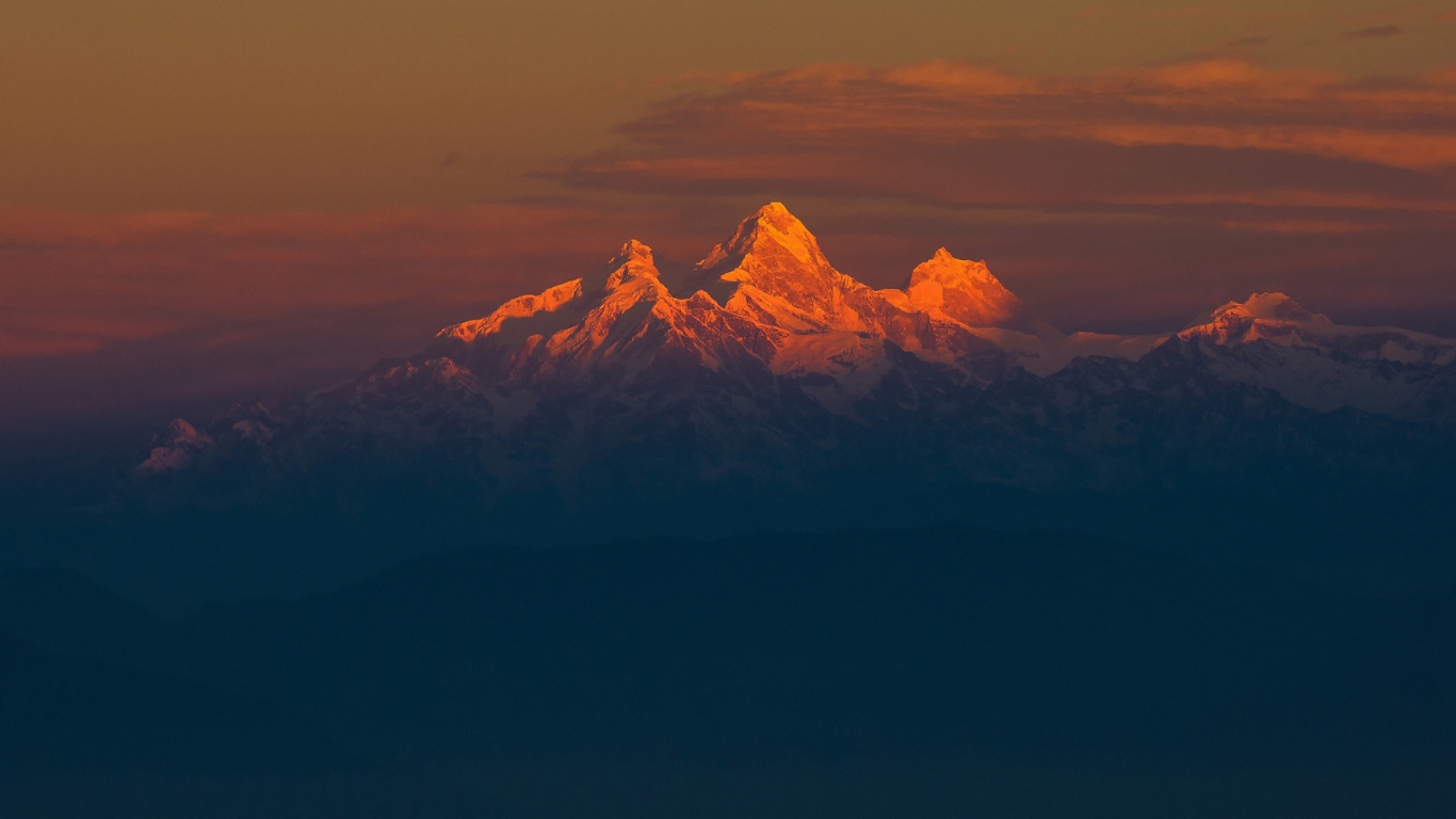 Silhouette de Montagne Pendant le Coucher du Soleil. Wallpaper in 1366x768 Resolution