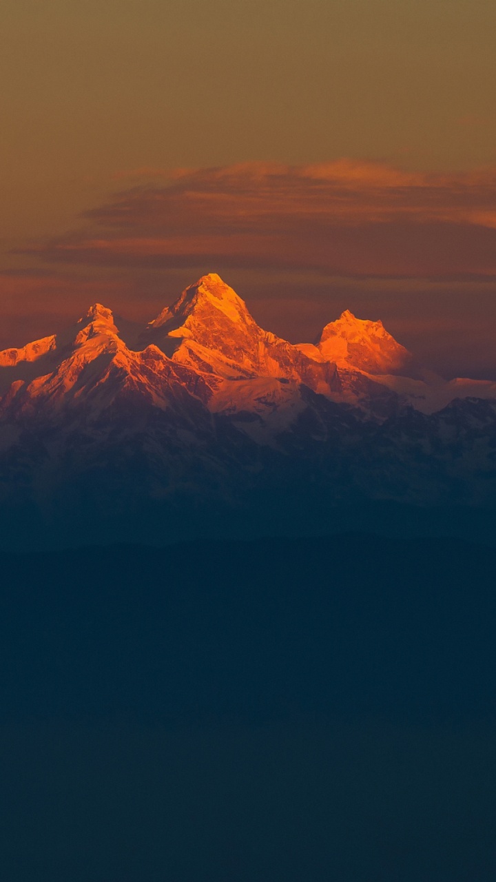 Silhouette de Montagne Pendant le Coucher du Soleil. Wallpaper in 720x1280 Resolution