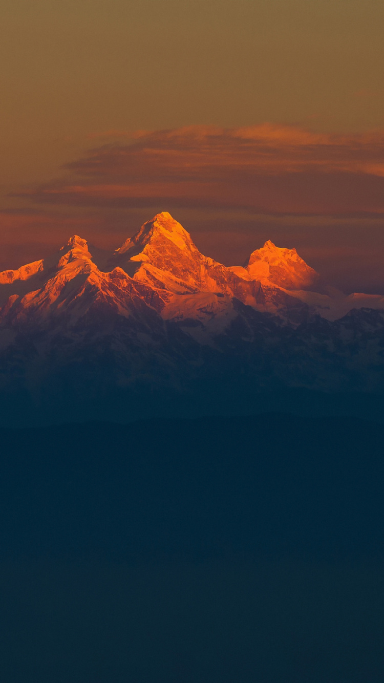 Silhouette de Montagne Pendant le Coucher du Soleil. Wallpaper in 750x1334 Resolution