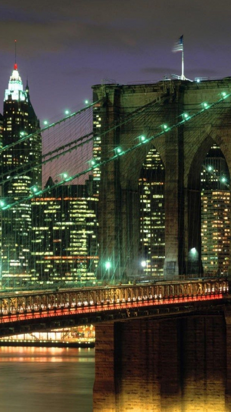 Pont Vert Au-dessus de L'eau Pendant la Nuit. Wallpaper in 750x1334 Resolution