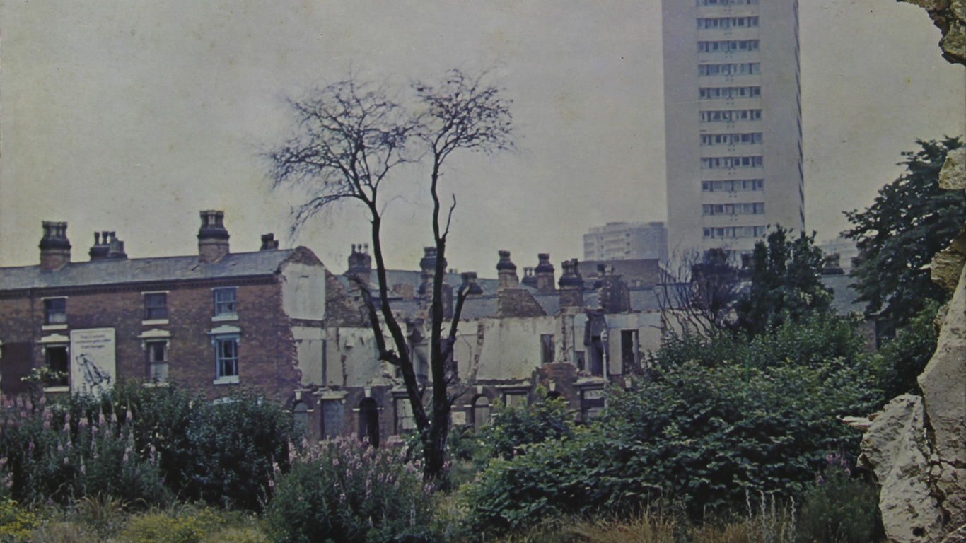 Bâtiment en Béton Brun Près Des Arbres Verts Pendant la Journée. Wallpaper in 1366x768 Resolution