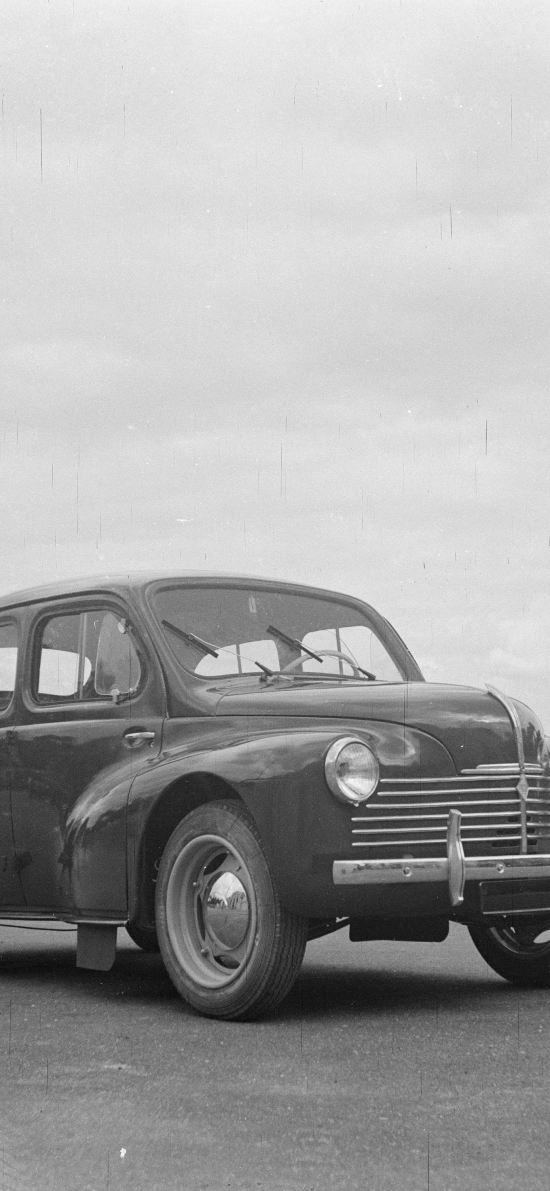 Photo en Niveaux de Gris D'une Voiture Ancienne. Wallpaper in 1125x2436 Resolution