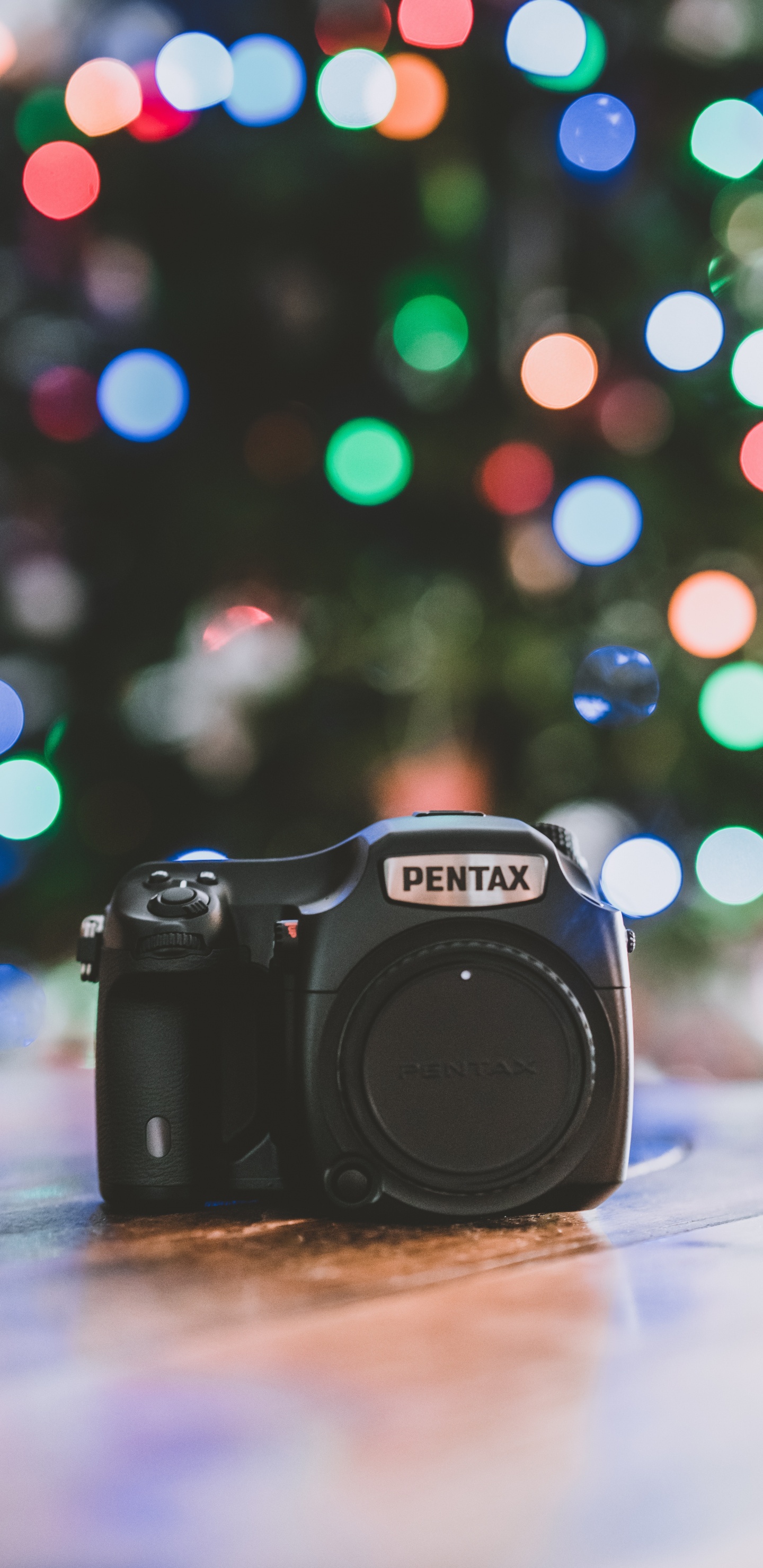 Appareil Photo Reflex Numérique Nikon Noir Sur Tableau Blanc. Wallpaper in 1440x2960 Resolution