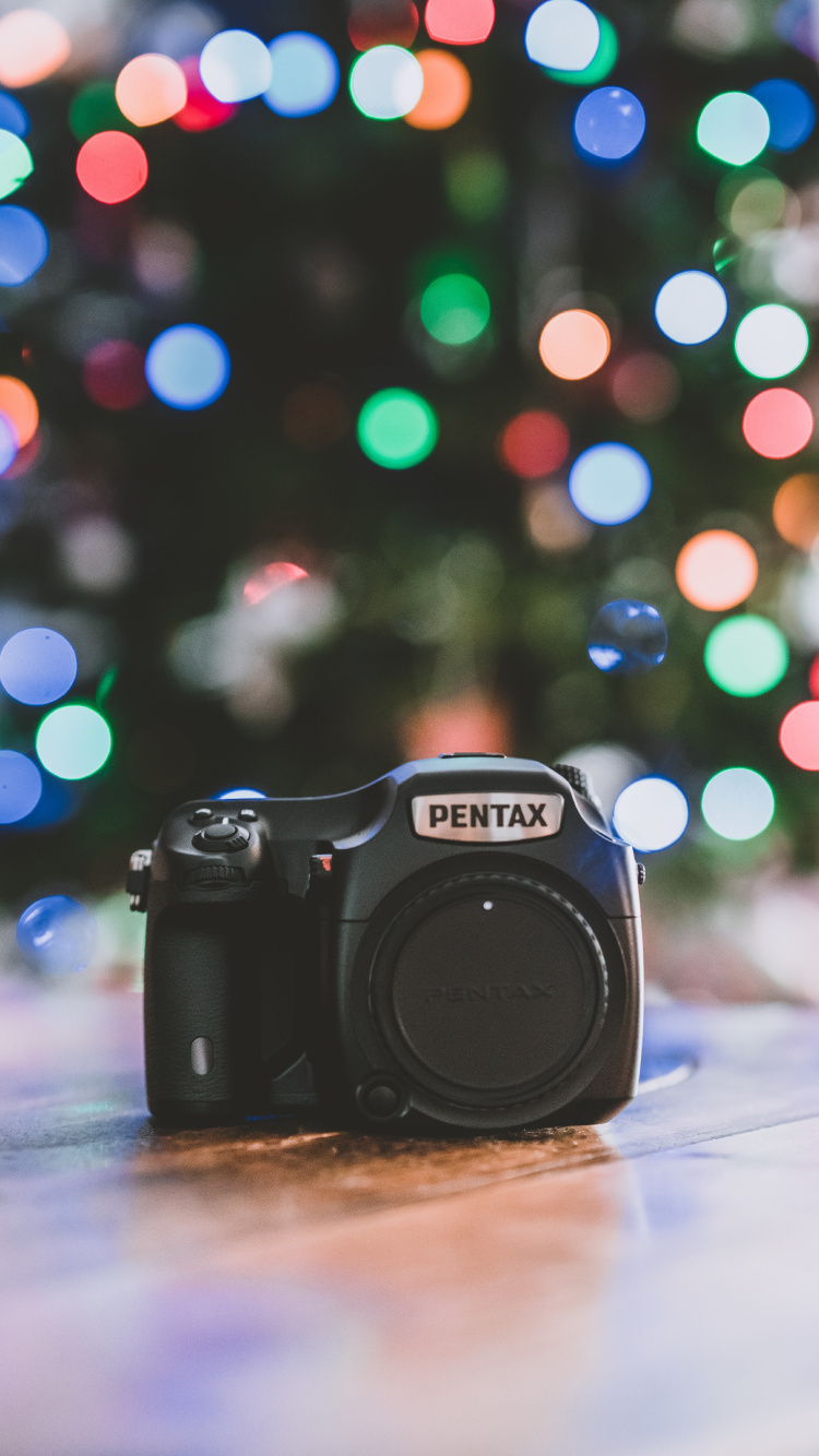 Appareil Photo Reflex Numérique Nikon Noir Sur Tableau Blanc. Wallpaper in 750x1334 Resolution