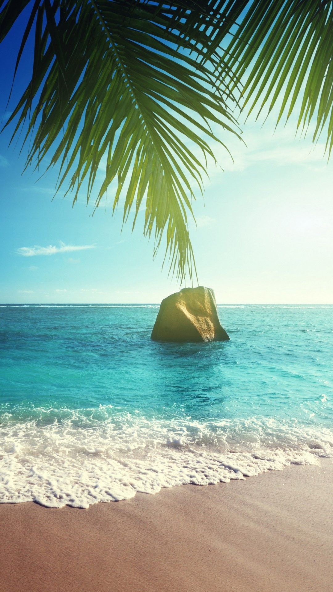 Chapeau de Plage Marron Sur la Plage Pendant la Journée. Wallpaper in 1080x1920 Resolution