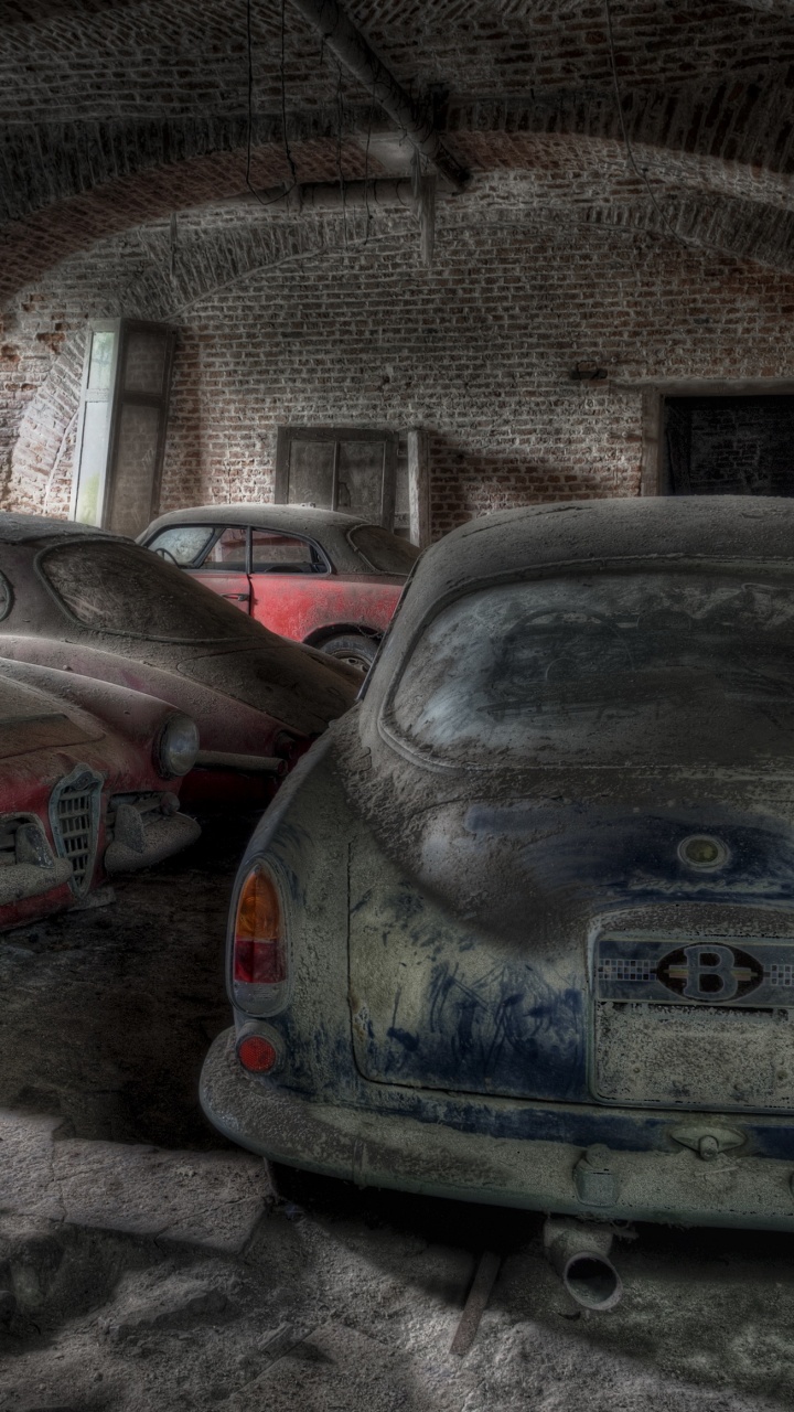 Voiture Bleue Garée à Côté de la Voiture Noire. Wallpaper in 720x1280 Resolution