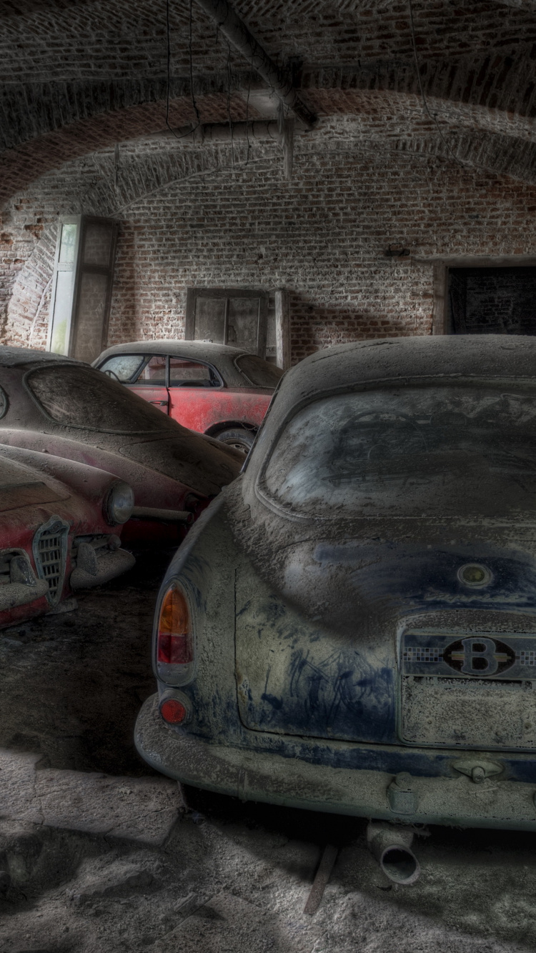 Voiture Bleue Garée à Côté de la Voiture Noire. Wallpaper in 750x1334 Resolution