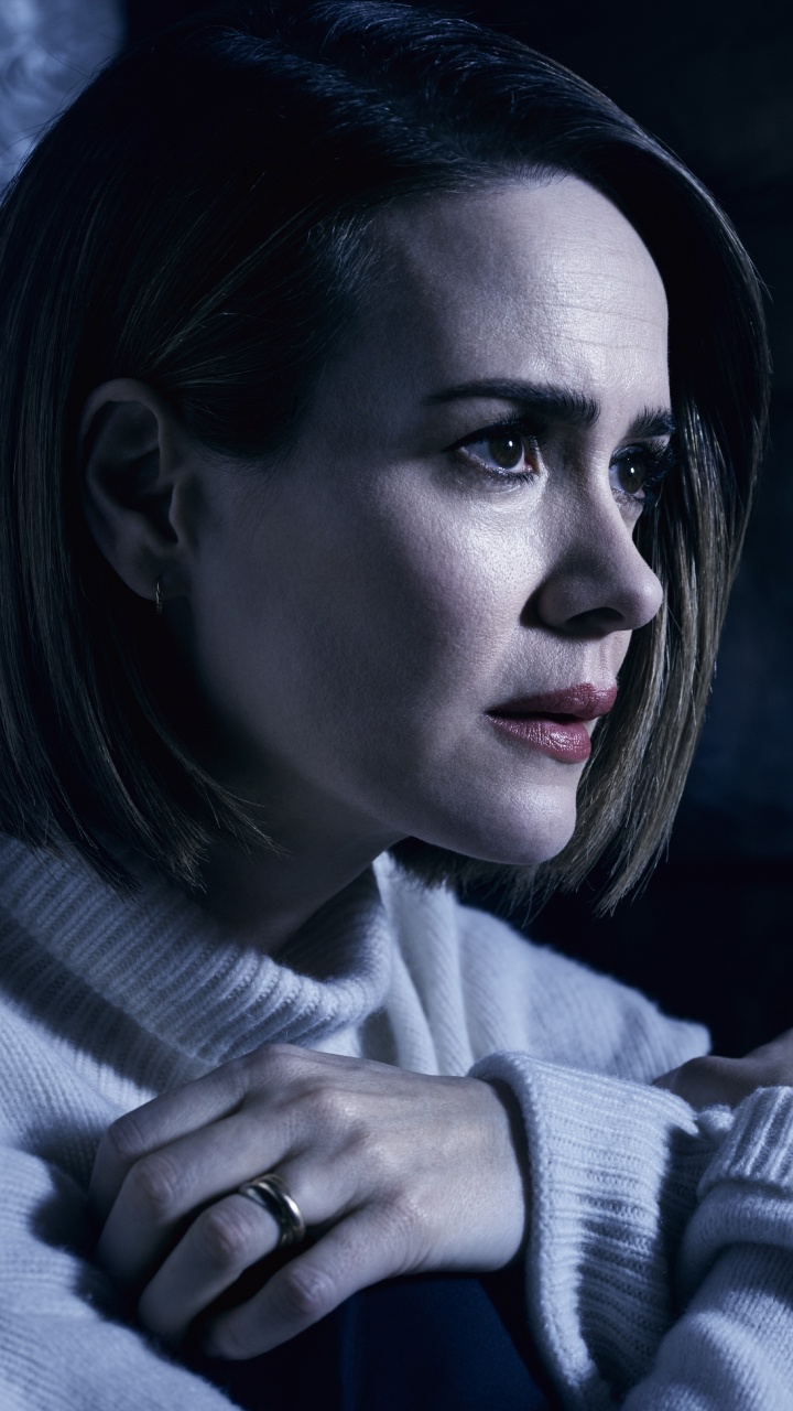 Frau im Weiß-grau Gestreiften Pullover. Wallpaper in 720x1280 Resolution