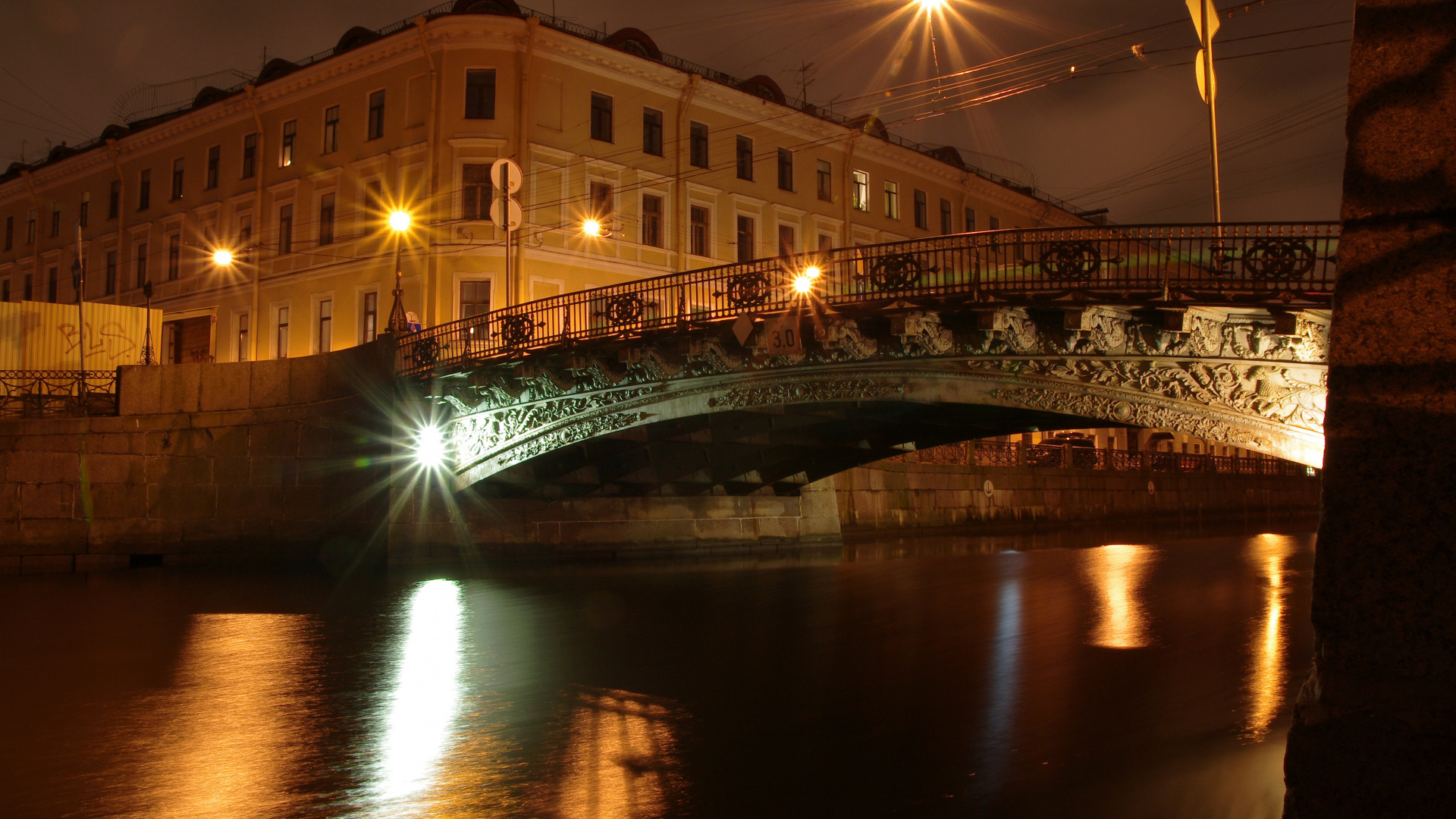 Braunes Betongebäude in Der Nähe Der Brücke Während Der Nachtzeit. Wallpaper in 1920x1080 Resolution