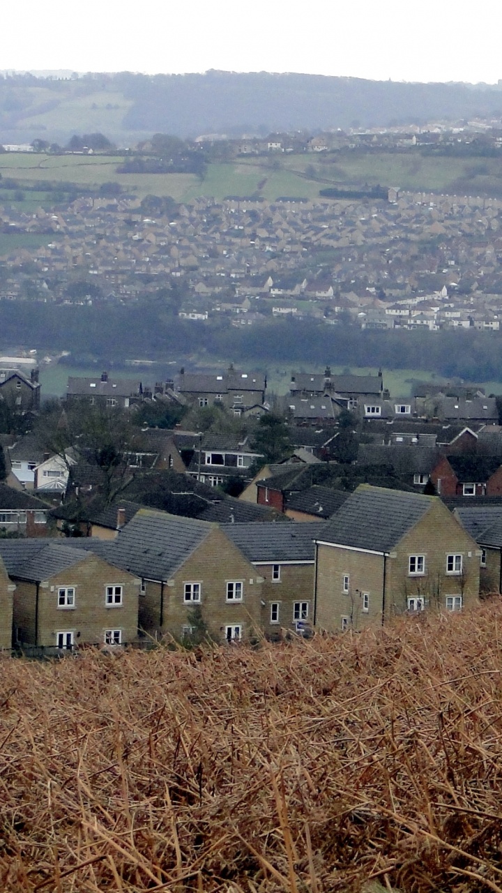 Casas Marrones y Blancas en el Campo de Hierba Marrón Durante el Día. Wallpaper in 720x1280 Resolution