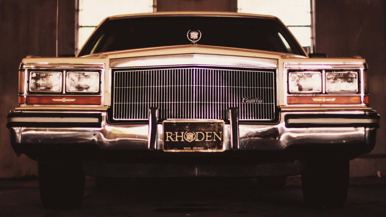 Voiture Brune Classique Dans un Garage. Wallpaper in 1280x720 Resolution