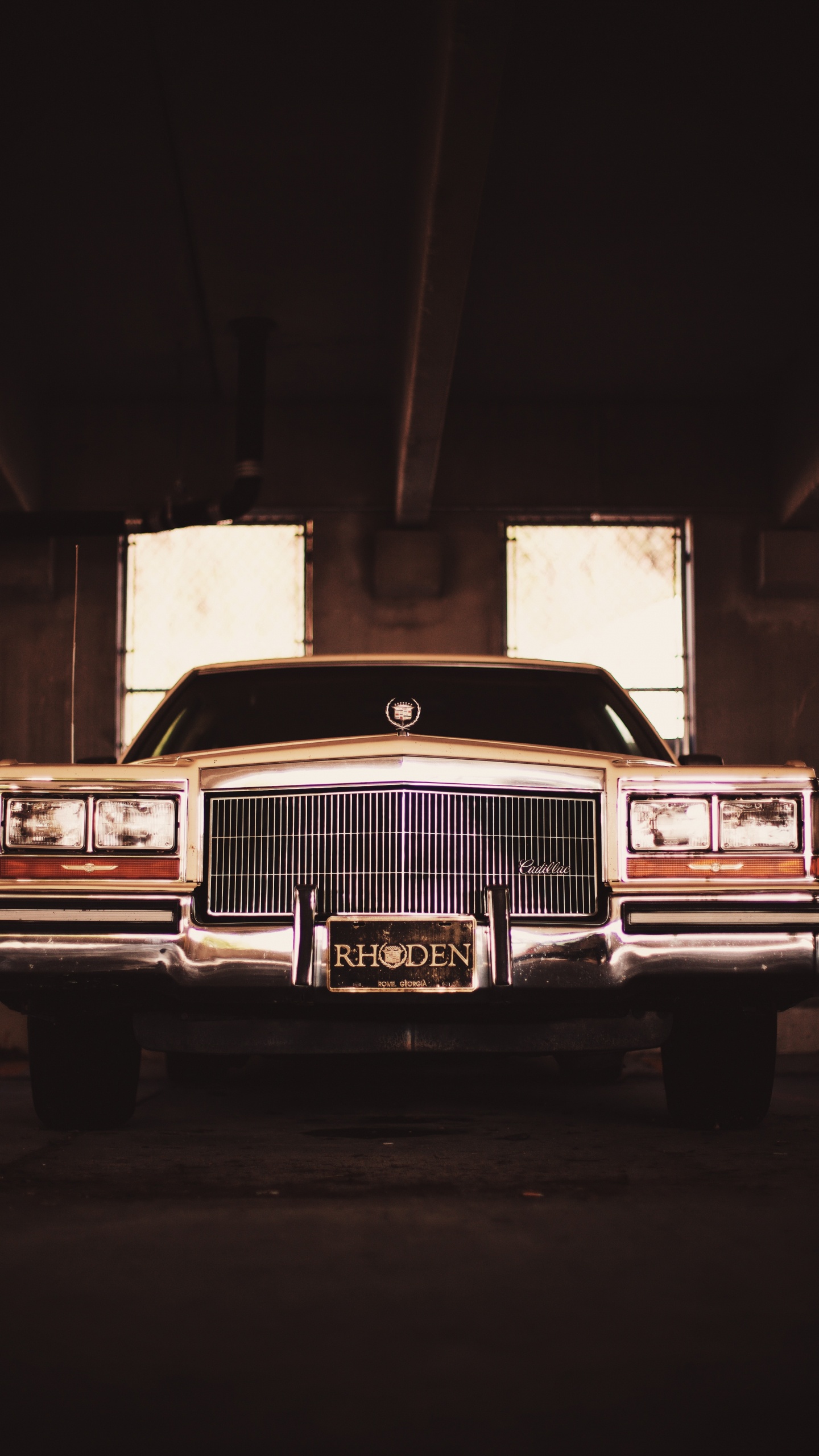 Voiture Brune Classique Dans un Garage. Wallpaper in 1440x2560 Resolution