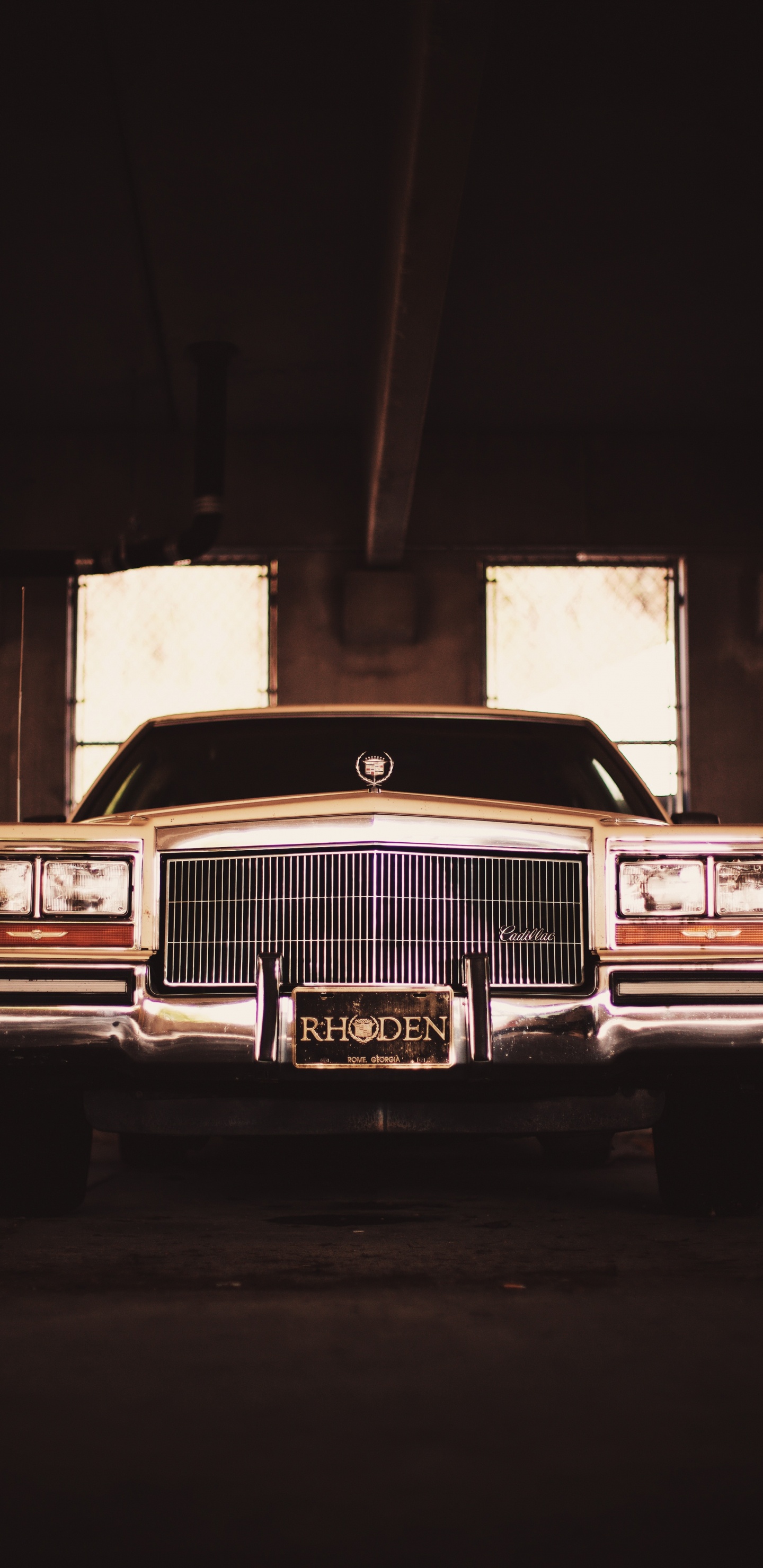 Voiture Brune Classique Dans un Garage. Wallpaper in 1440x2960 Resolution