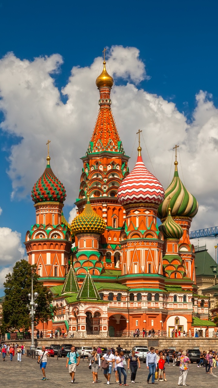 Personnes Marchant Dans la Rue Près D'un Bâtiment Marron et Vert Sous un Ciel Nuageux Bleu et Blanc Pendant. Wallpaper in 720x1280 Resolution