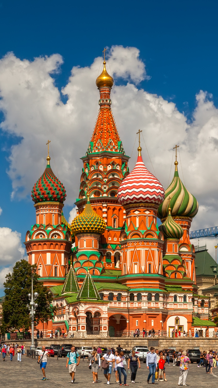 Personnes Marchant Dans la Rue Près D'un Bâtiment Marron et Vert Sous un Ciel Nuageux Bleu et Blanc Pendant. Wallpaper in 750x1334 Resolution