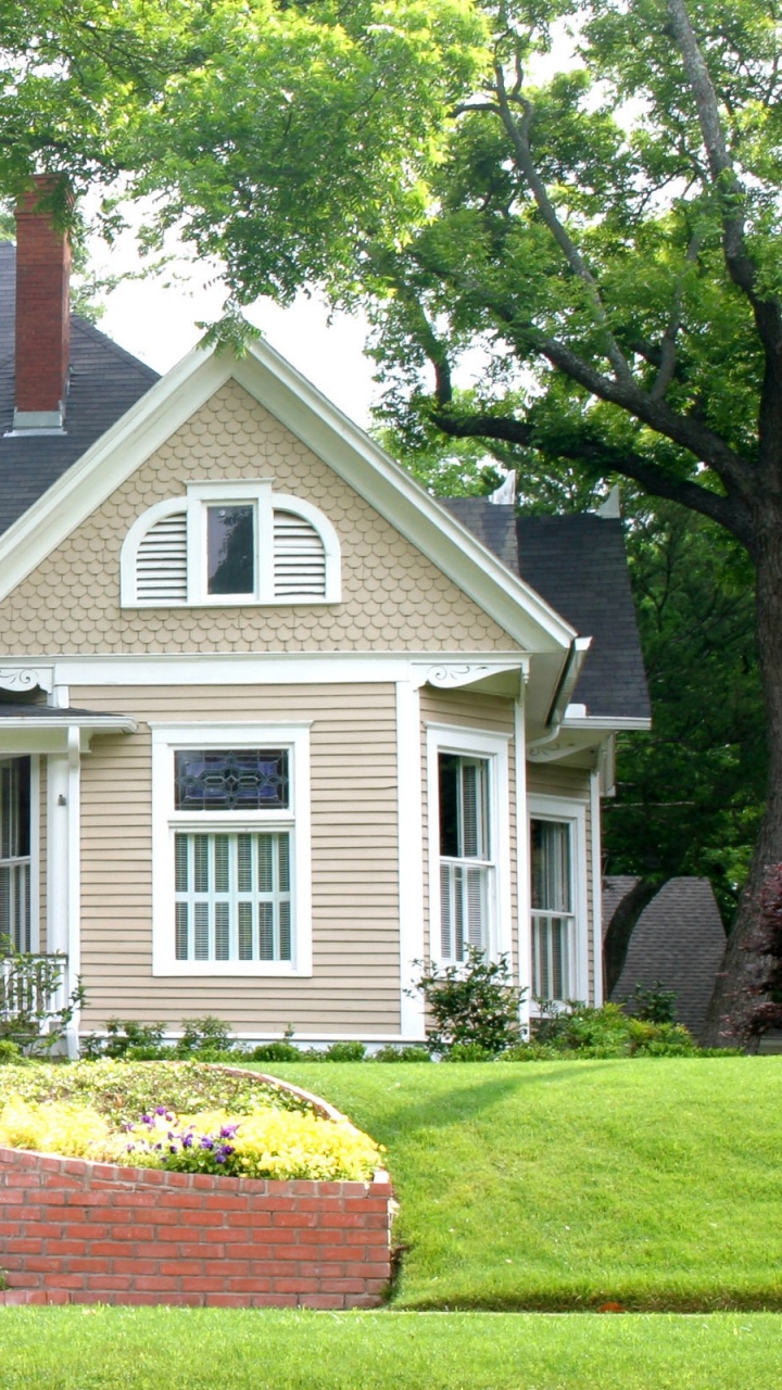 Arbres Verts Près de la Maison Blanche et Brune Pendant la Journée. Wallpaper in 720x1280 Resolution