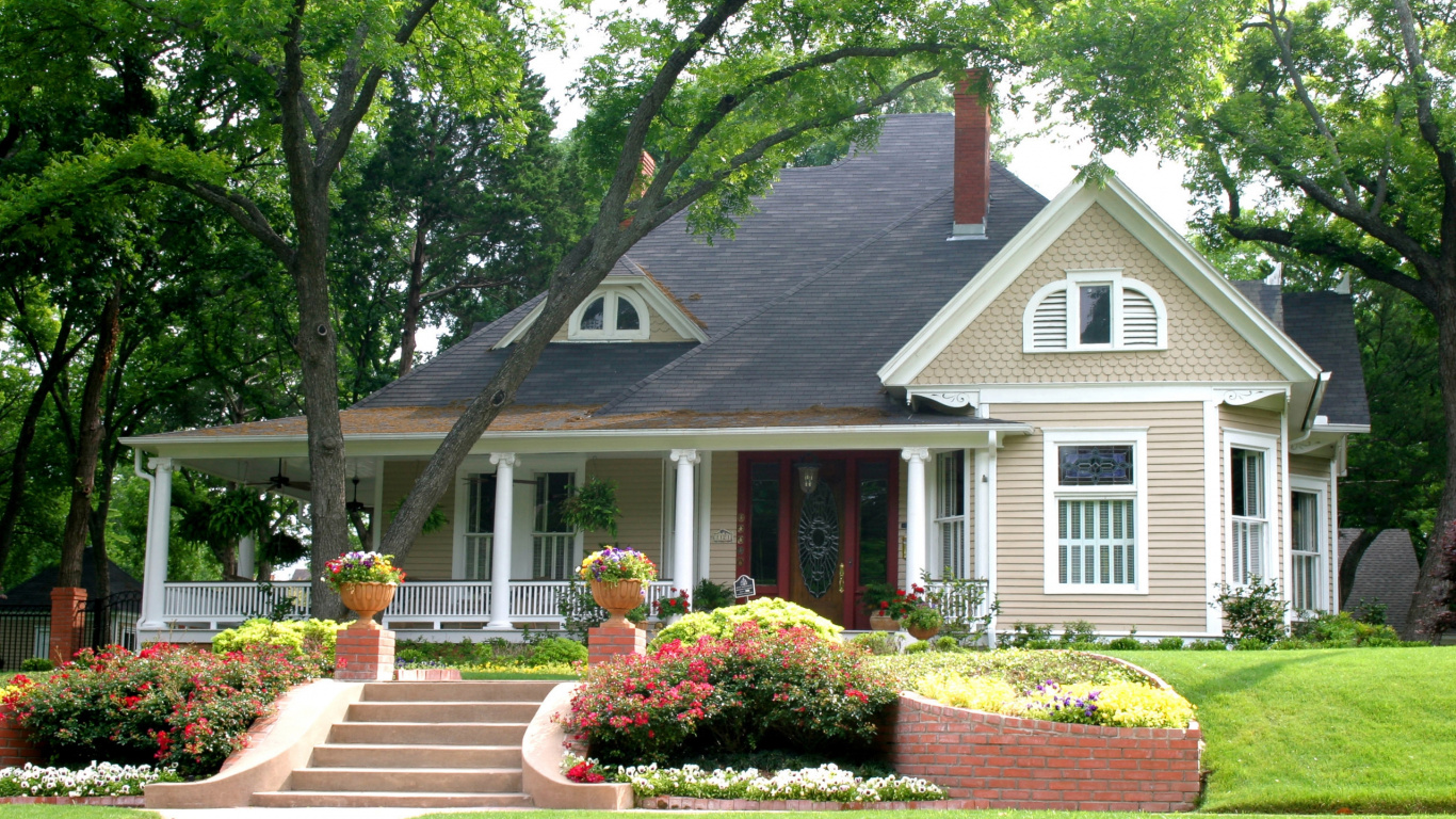 Grüne Bäume in Der Nähe Des Weißen Und Braunen Hauses Tagsüber. Wallpaper in 1366x768 Resolution