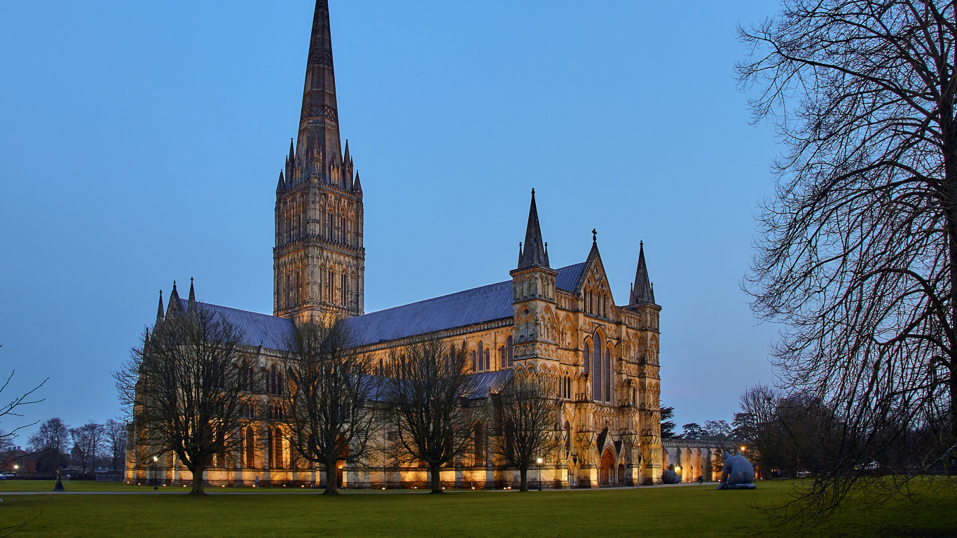 Brown Concrete Building Under Blue Sky During Daytime. Wallpaper in 1366x768 Resolution
