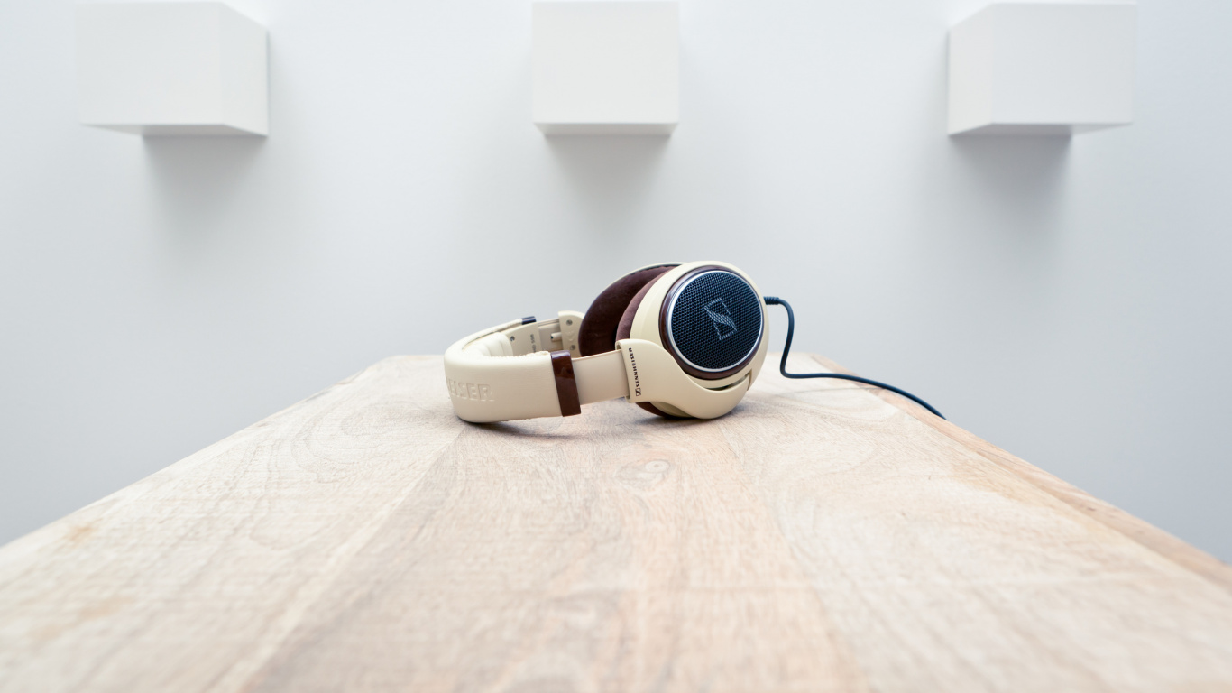 Auriculares Blancos y Negros Sobre Textil Blanco.. Wallpaper in 1366x768 Resolution