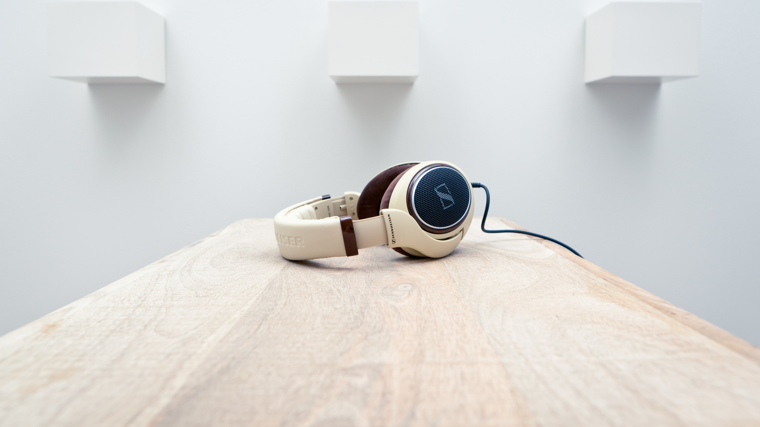 Auriculares Blancos y Negros Sobre Textil Blanco.. Wallpaper in 2560x1440 Resolution