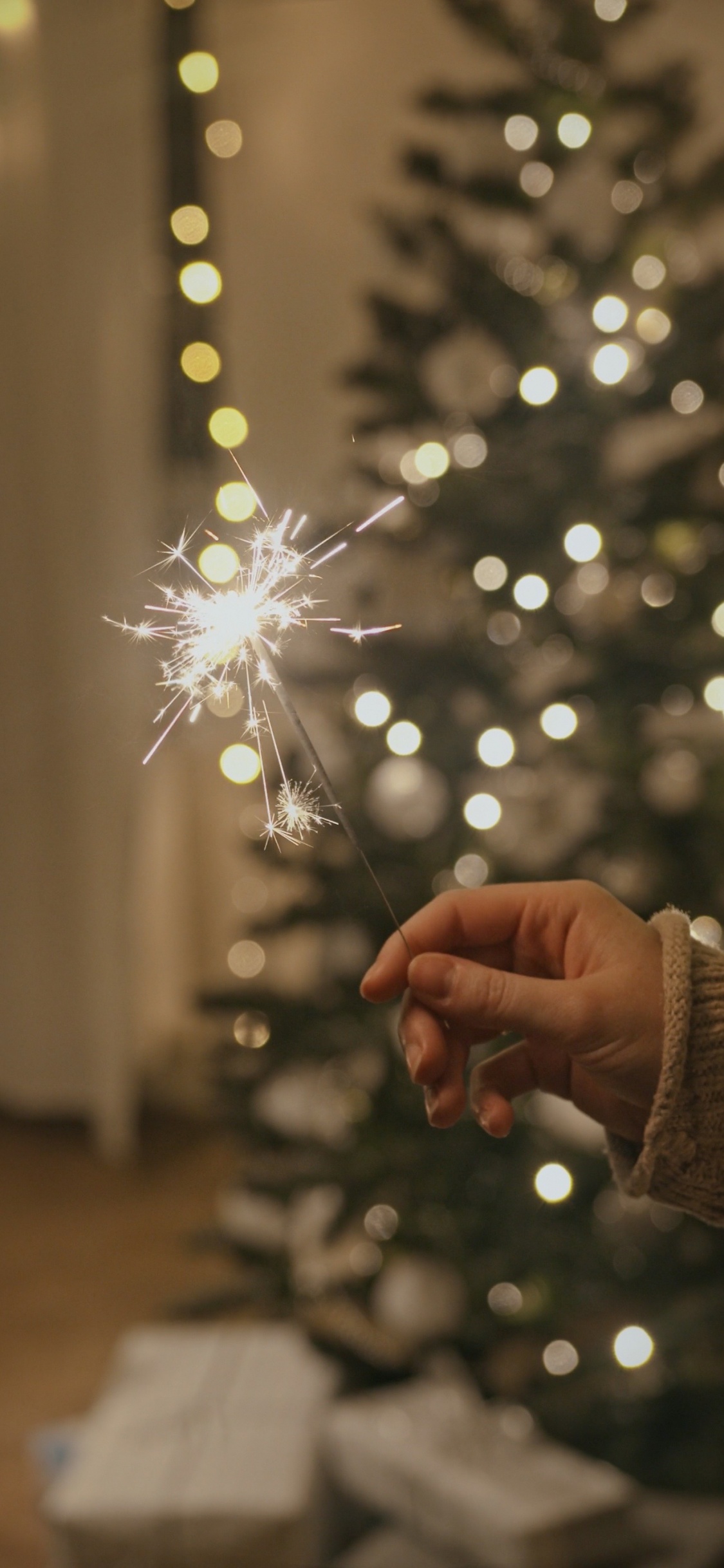 New Year, Musical Composition, Christmas Tree, Christmas Ornament, Human Body. Wallpaper in 1125x2436 Resolution