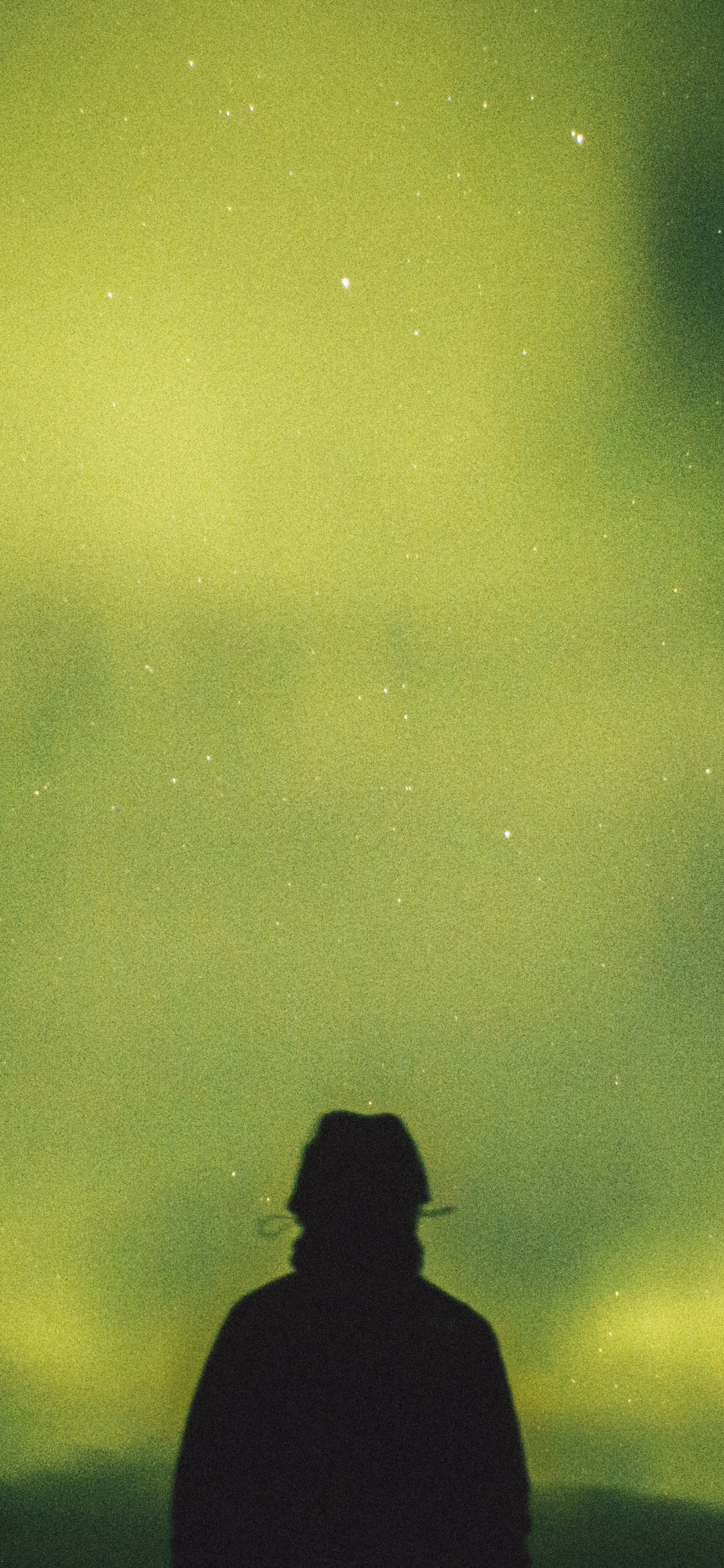 Silhouette D'homme Debout Sous un Ciel Gris. Wallpaper in 1125x2436 Resolution