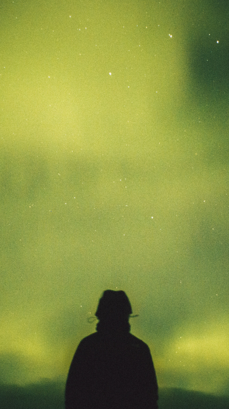 Silhouette D'homme Debout Sous un Ciel Gris. Wallpaper in 750x1334 Resolution