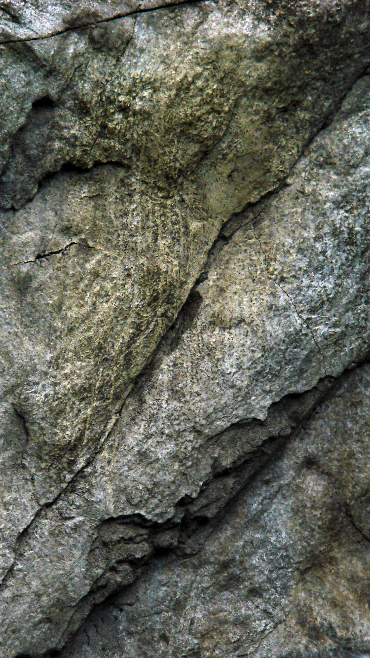 Graue Und Schwarze Felsformation. Wallpaper in 750x1334 Resolution