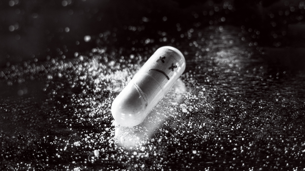 White Medication Pill on Red Surface. Wallpaper in 1280x720 Resolution