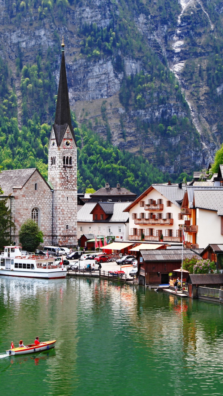 Weißes Und Braunes Betongebäude Neben Dem Gewässer Tagsüber. Wallpaper in 720x1280 Resolution