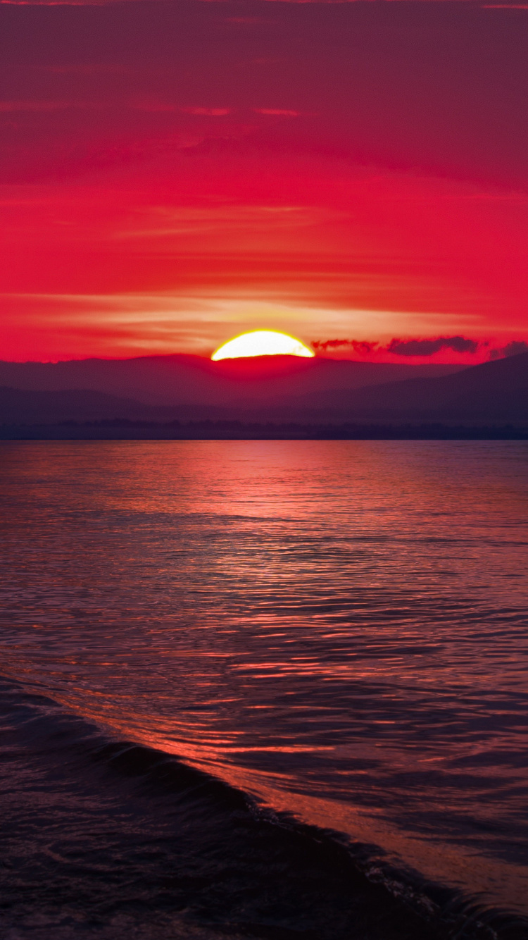 Eau, Atmosphère, Afterglow, Orange, Paysage Naturel. Wallpaper in 750x1334 Resolution