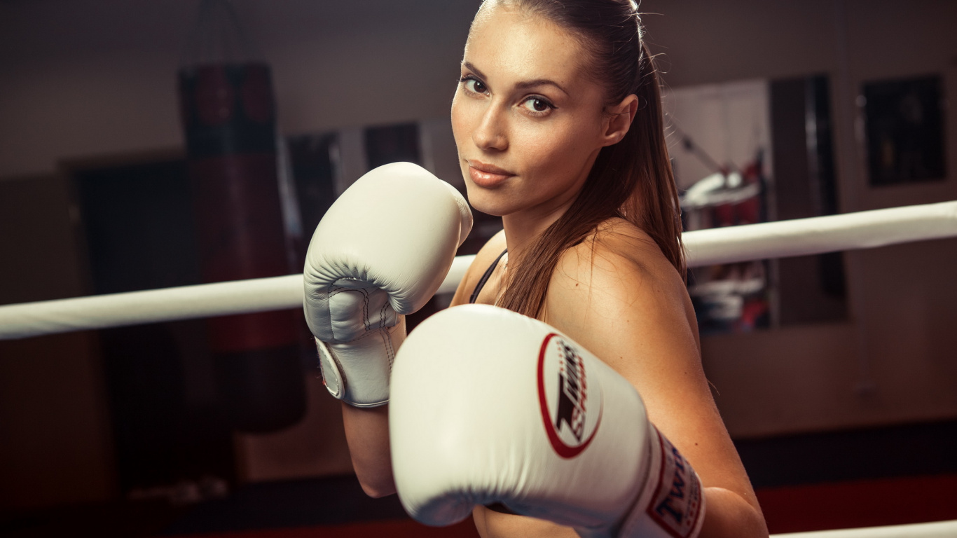 Femme en Gants de Boxe Blancs. Wallpaper in 1366x768 Resolution