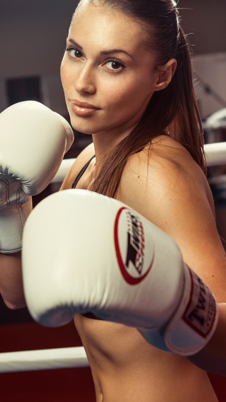 Mujer en Guantes de Boxeo Blancos. Wallpaper in 750x1334 Resolution