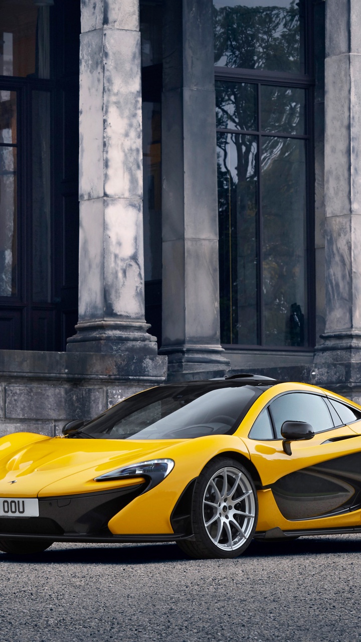 Ferrari 458 Italia Jaune Garée à Côté D'un Bâtiment en Béton Gris. Wallpaper in 720x1280 Resolution