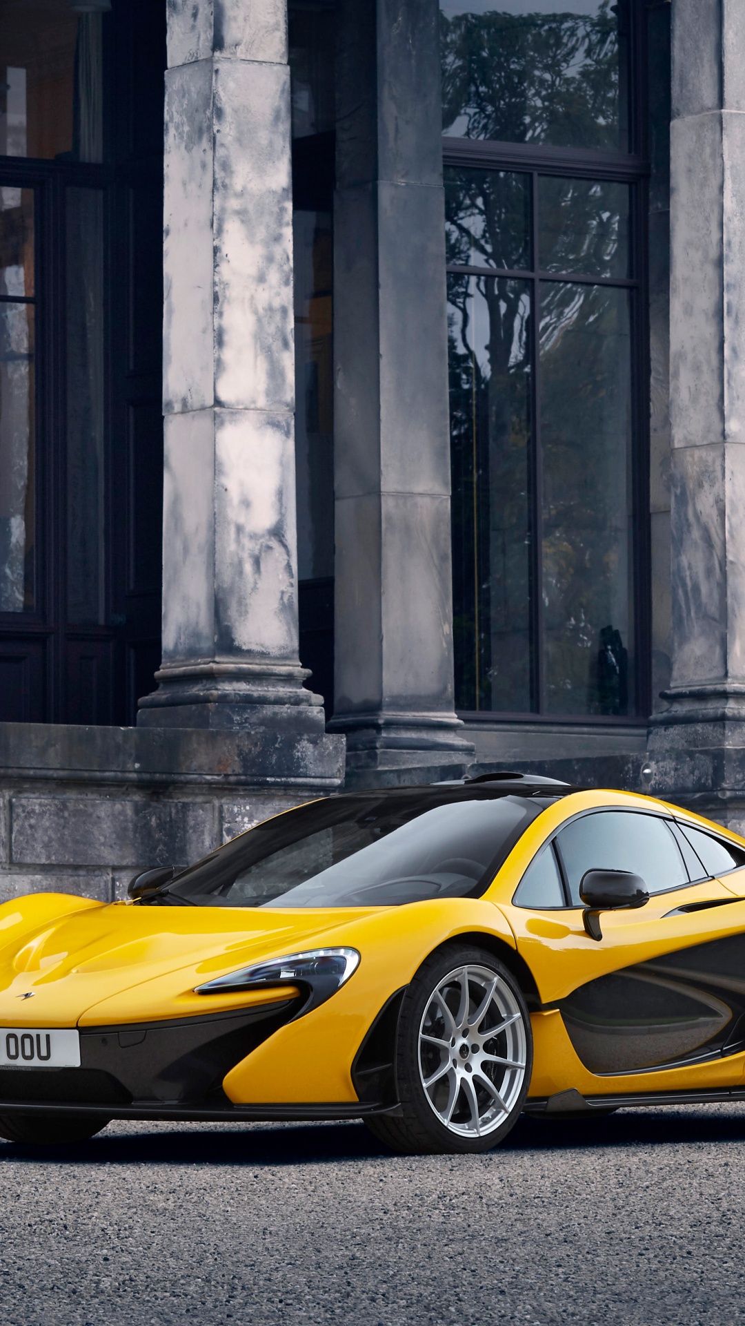 Ferrari 458 Italia Amarillo Aparcado Junto al Edificio de Hormigón Gris. Wallpaper in 1080x1920 Resolution