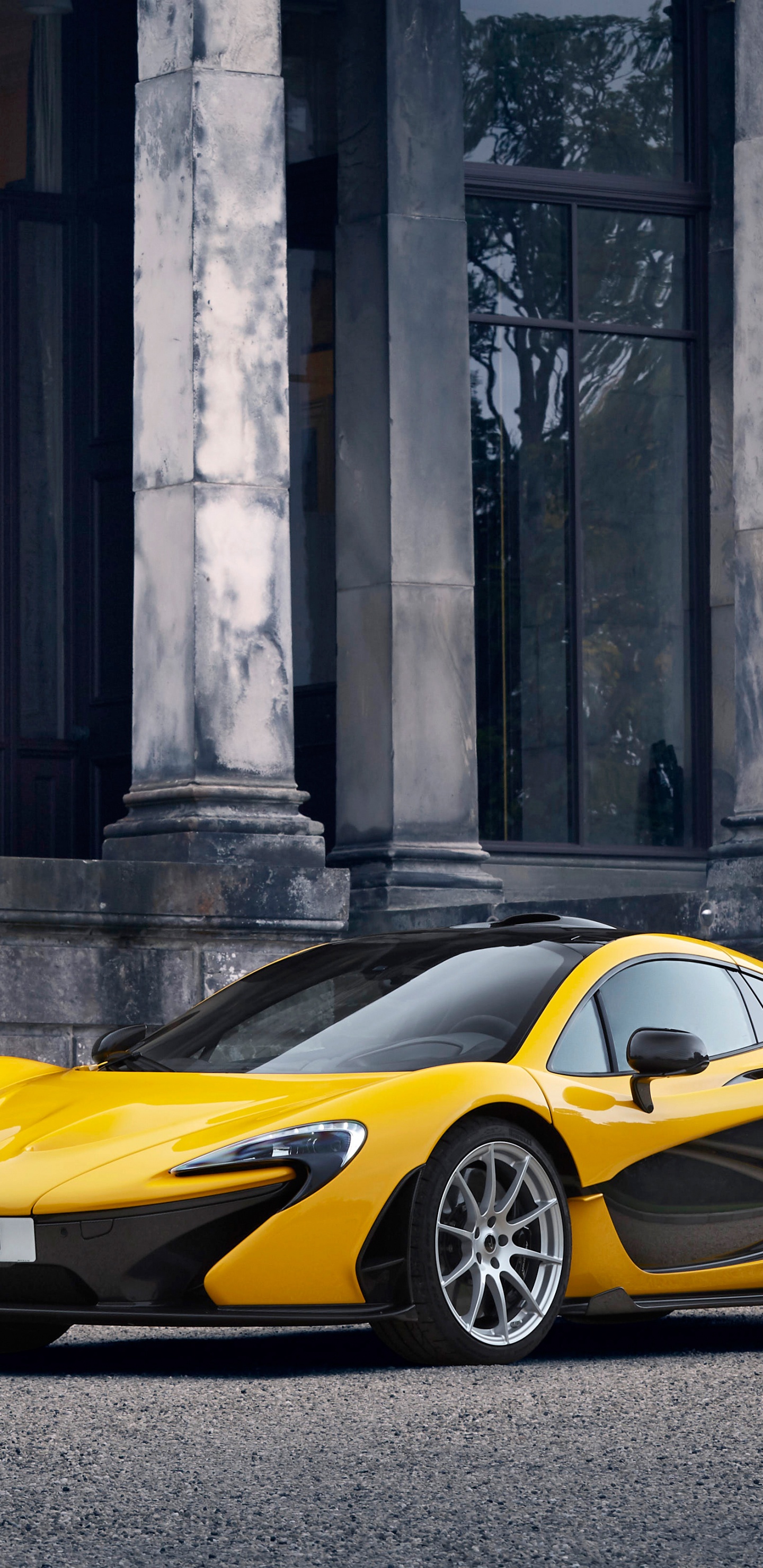 Ferrari 458 Italia Amarillo Aparcado Junto al Edificio de Hormigón Gris. Wallpaper in 1440x2960 Resolution