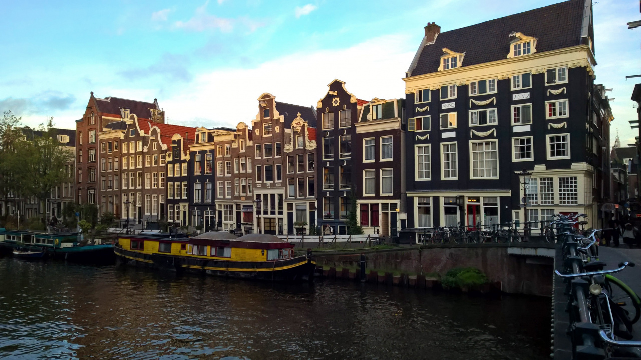 Bâtiment en Béton Brun et Blanc à Côté de la Rivière Pendant la Journée. Wallpaper in 1280x720 Resolution