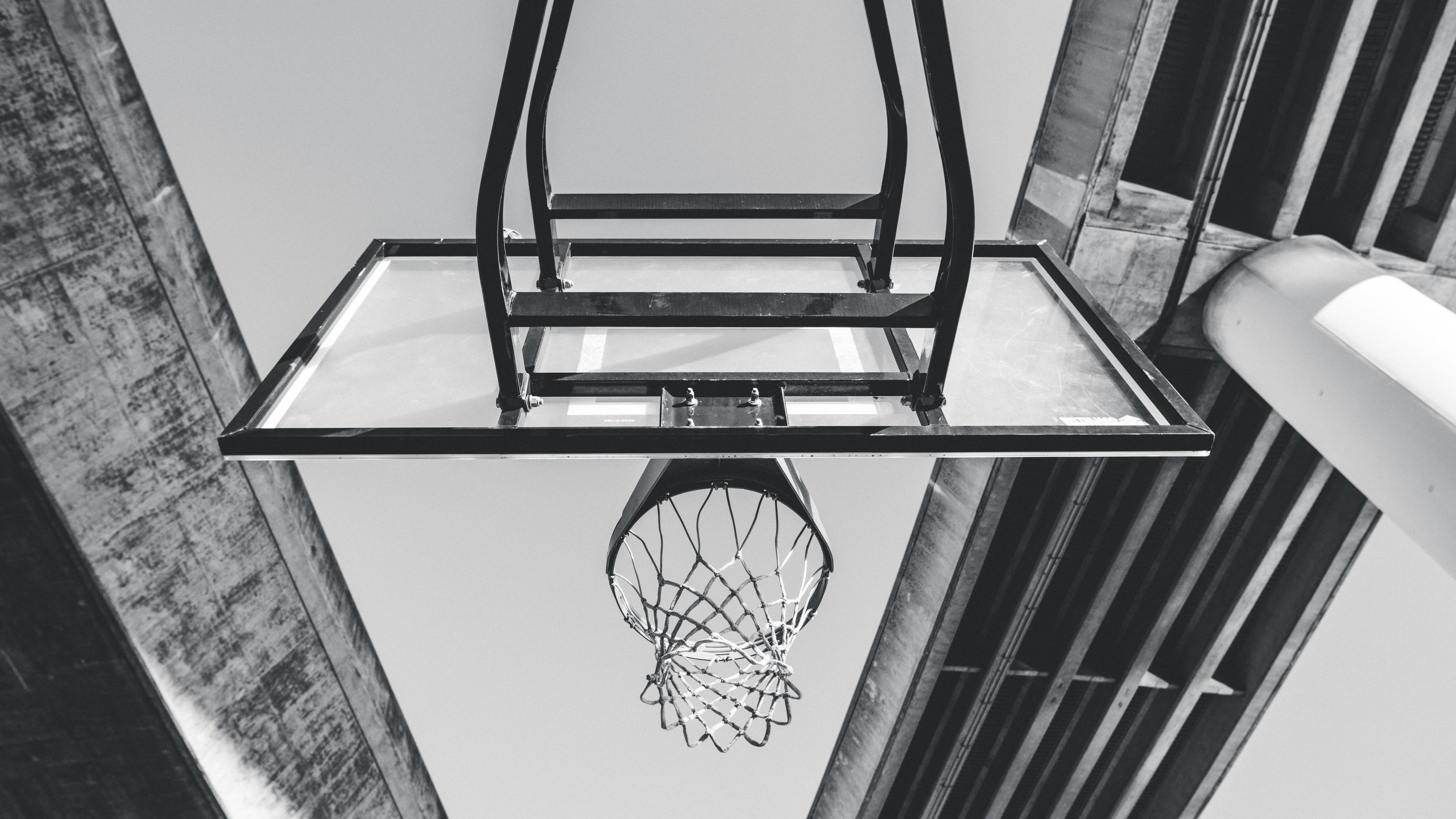 Panier de Basket Noir Sur Mur Blanc. Wallpaper in 7680x4320 Resolution