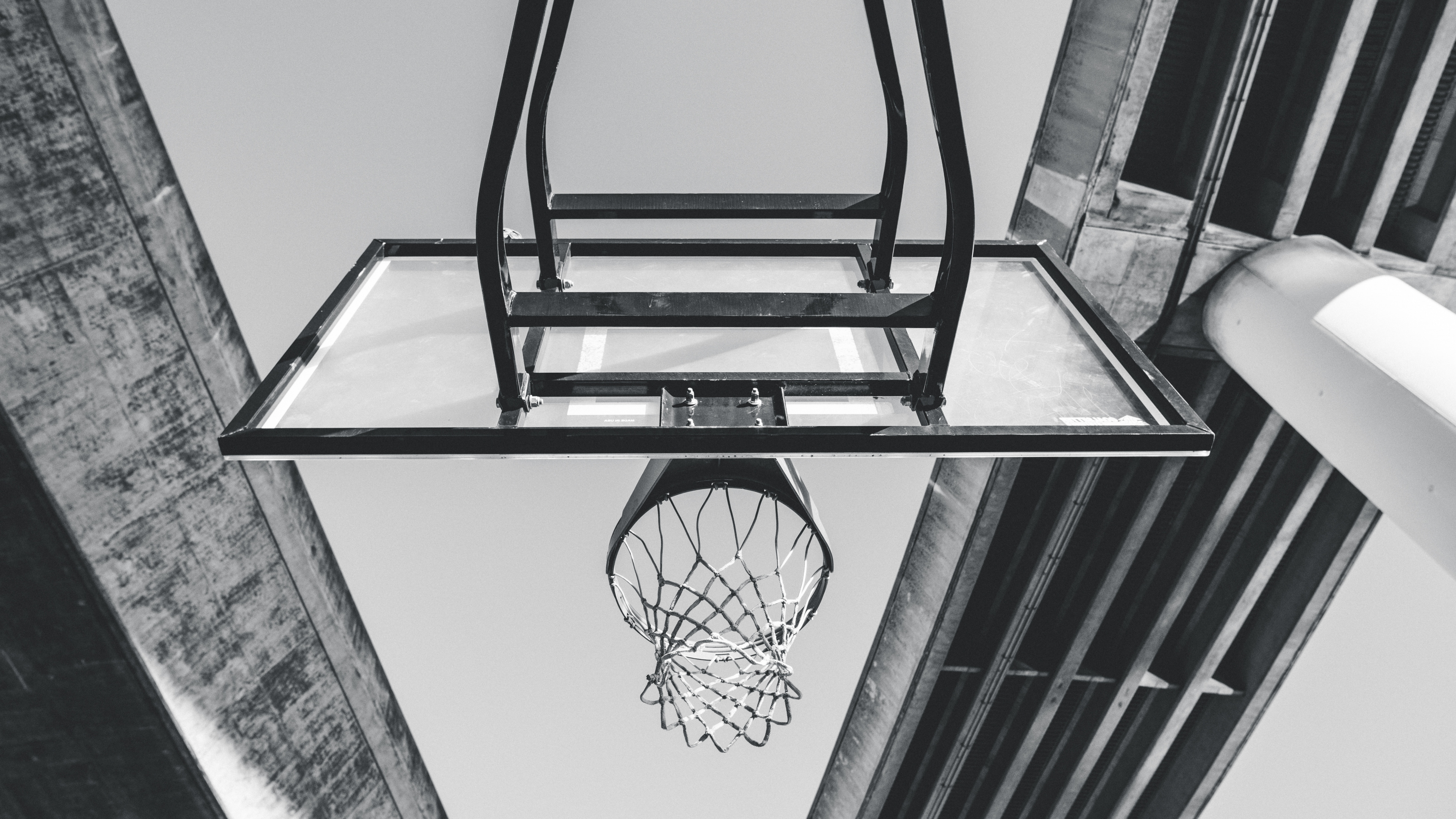 Black Basketball Hoop on White Wall. Wallpaper in 3840x2160 Resolution