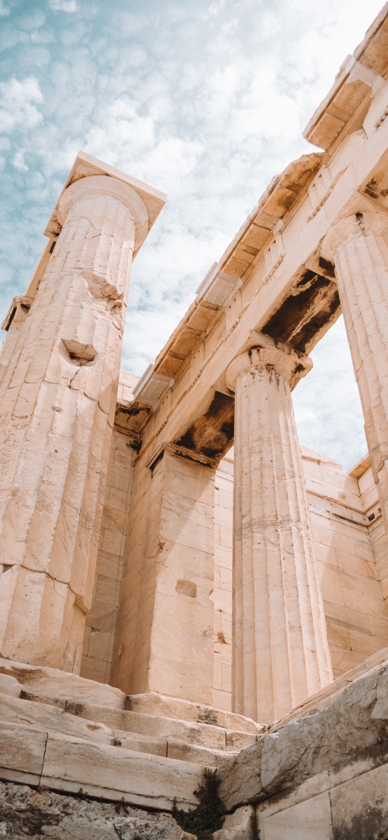 Bâtiment en Béton Brun Sous Ciel Bleu Pendant la Journée. Wallpaper in 1242x2688 Resolution
