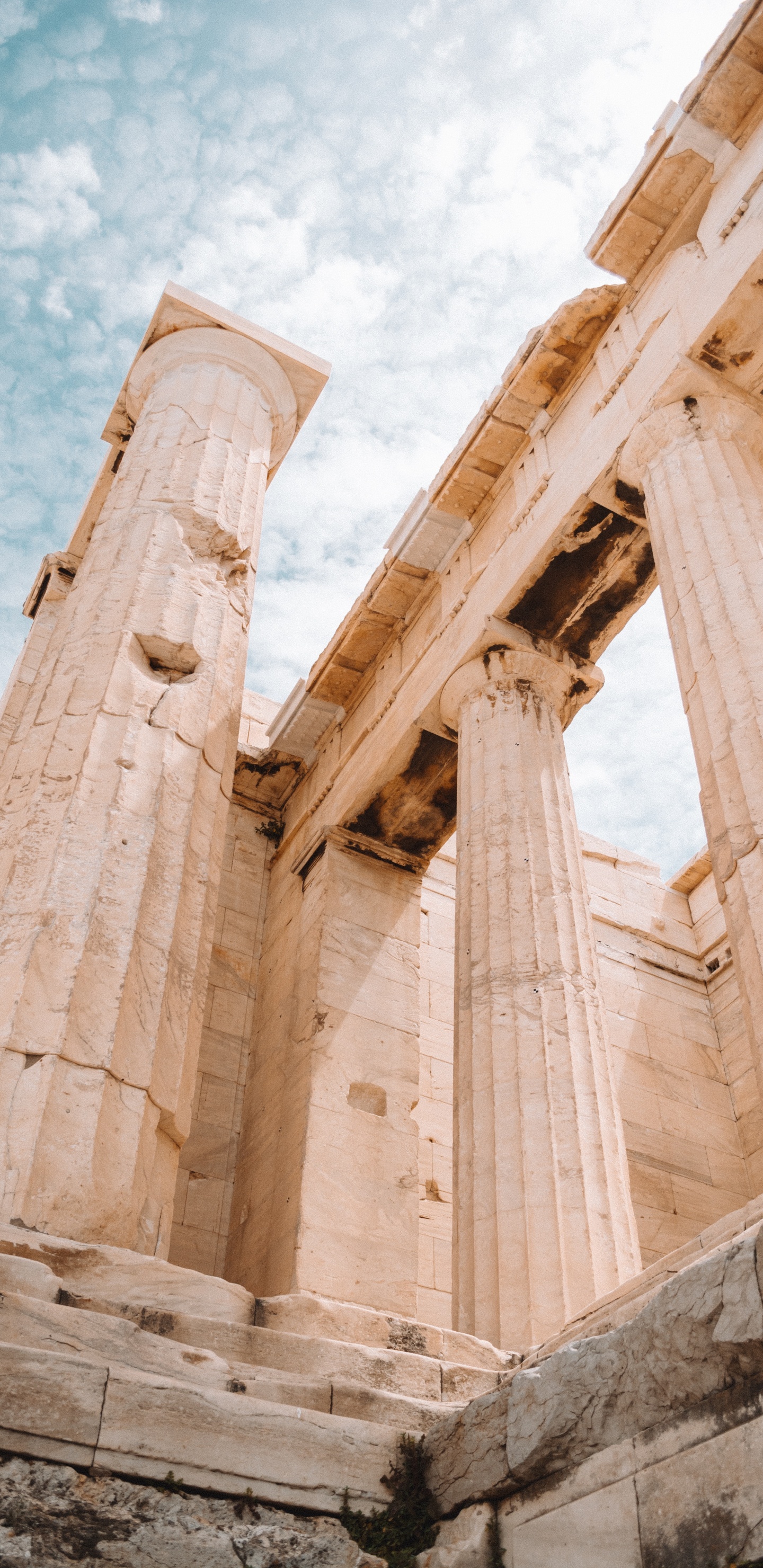 Bâtiment en Béton Brun Sous Ciel Bleu Pendant la Journée. Wallpaper in 1440x2960 Resolution