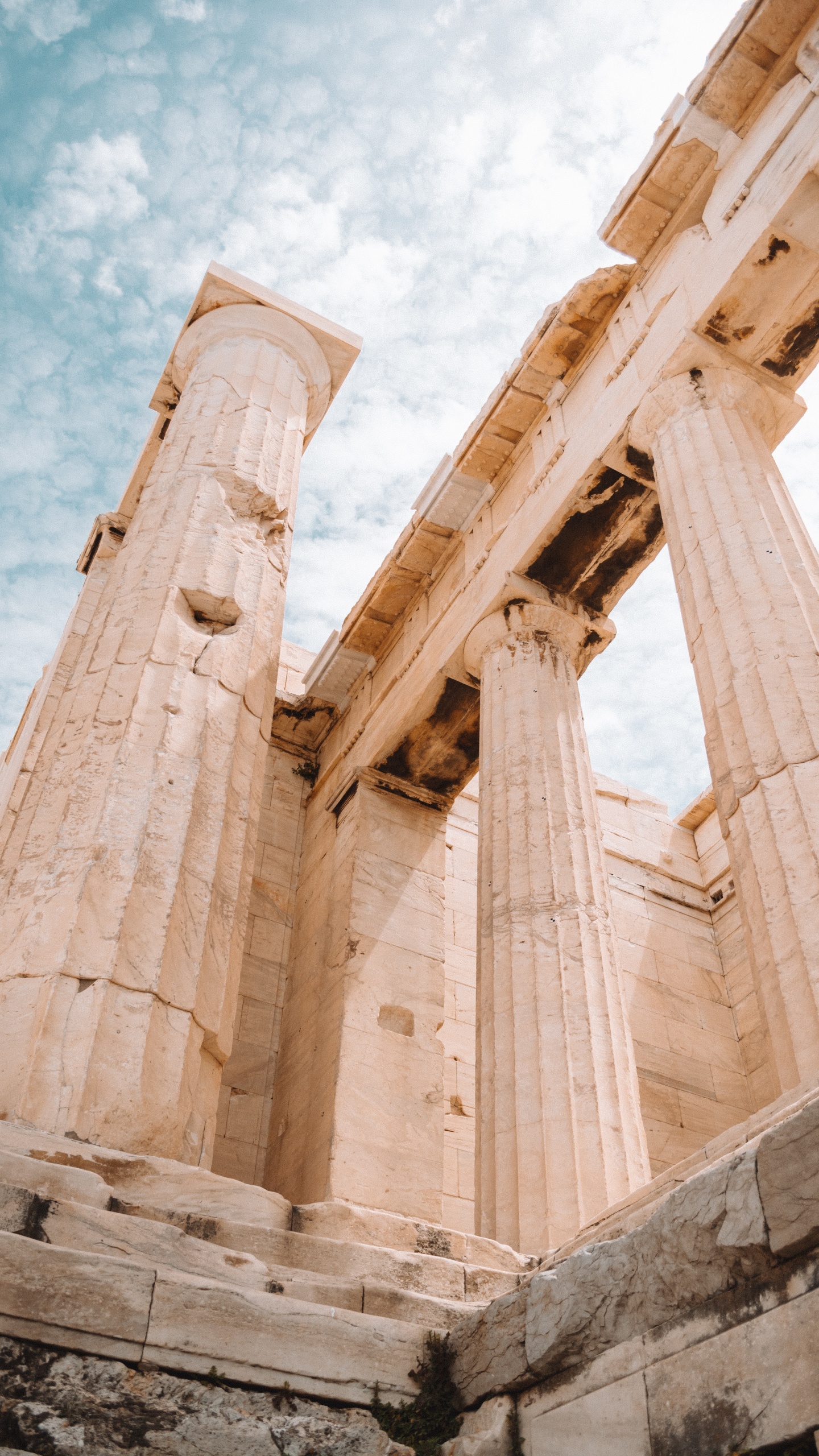 Brown Concrete Building Under Blue Sky During Daytime. Wallpaper in 1440x2560 Resolution