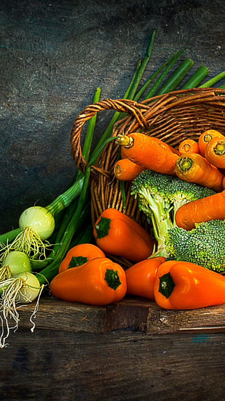 Carottes Orange et Piment Vert Sur Une Table en Bois Marron. Wallpaper in 720x1280 Resolution
