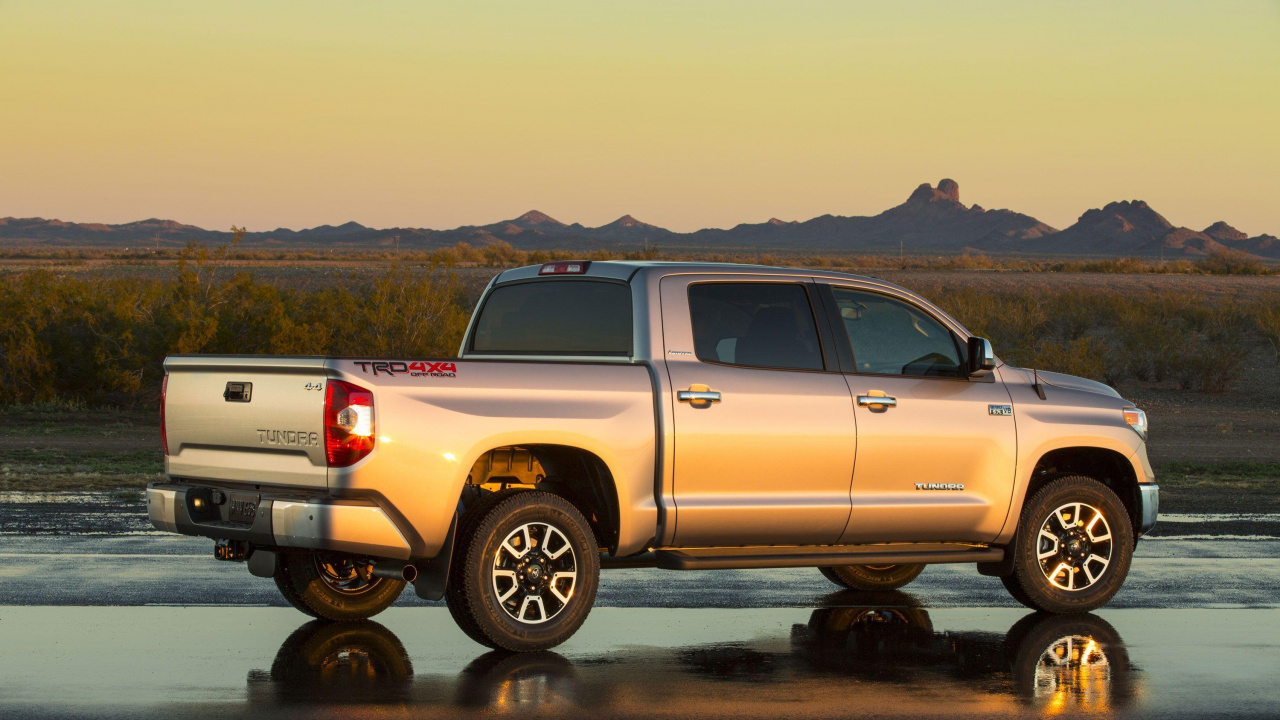 Silver Crew Cab Pickup Truck on Road During Daytime. Wallpaper in 1280x720 Resolution