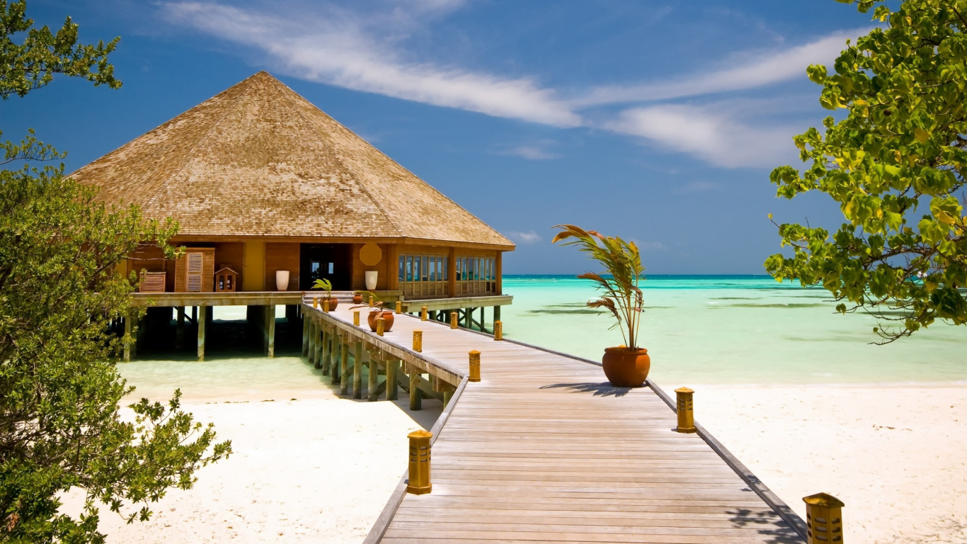 Maison de Plage en Bois Marron Près de la Plage Pendant la Journée. Wallpaper in 1366x768 Resolution