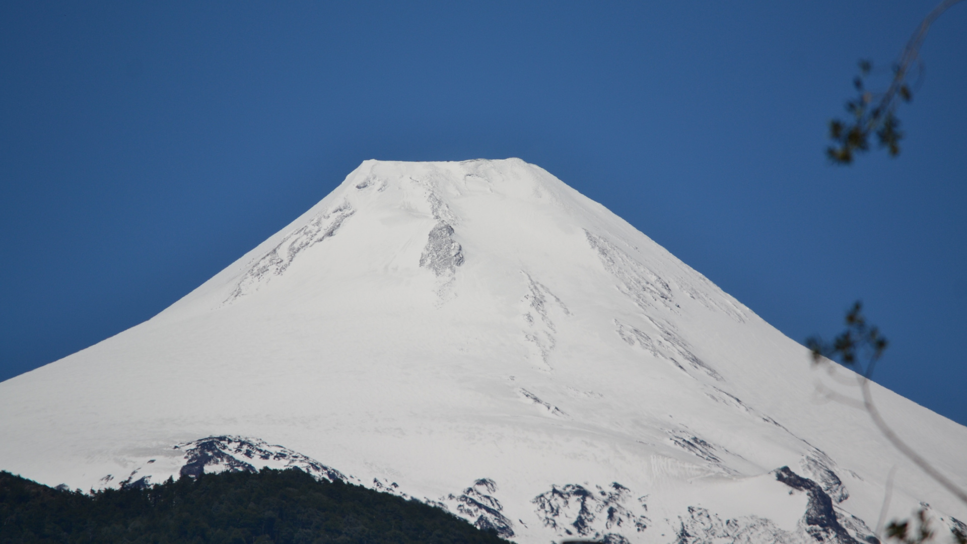 Montaña Cubierta de Nieve Bajo un Cielo Azul Durante el Día. Wallpaper in 1920x1080 Resolution