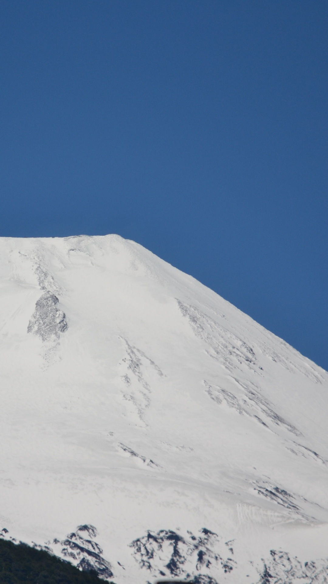 Montagne Couverte de Neige Sous Ciel Bleu Pendant la Journée. Wallpaper in 1080x1920 Resolution