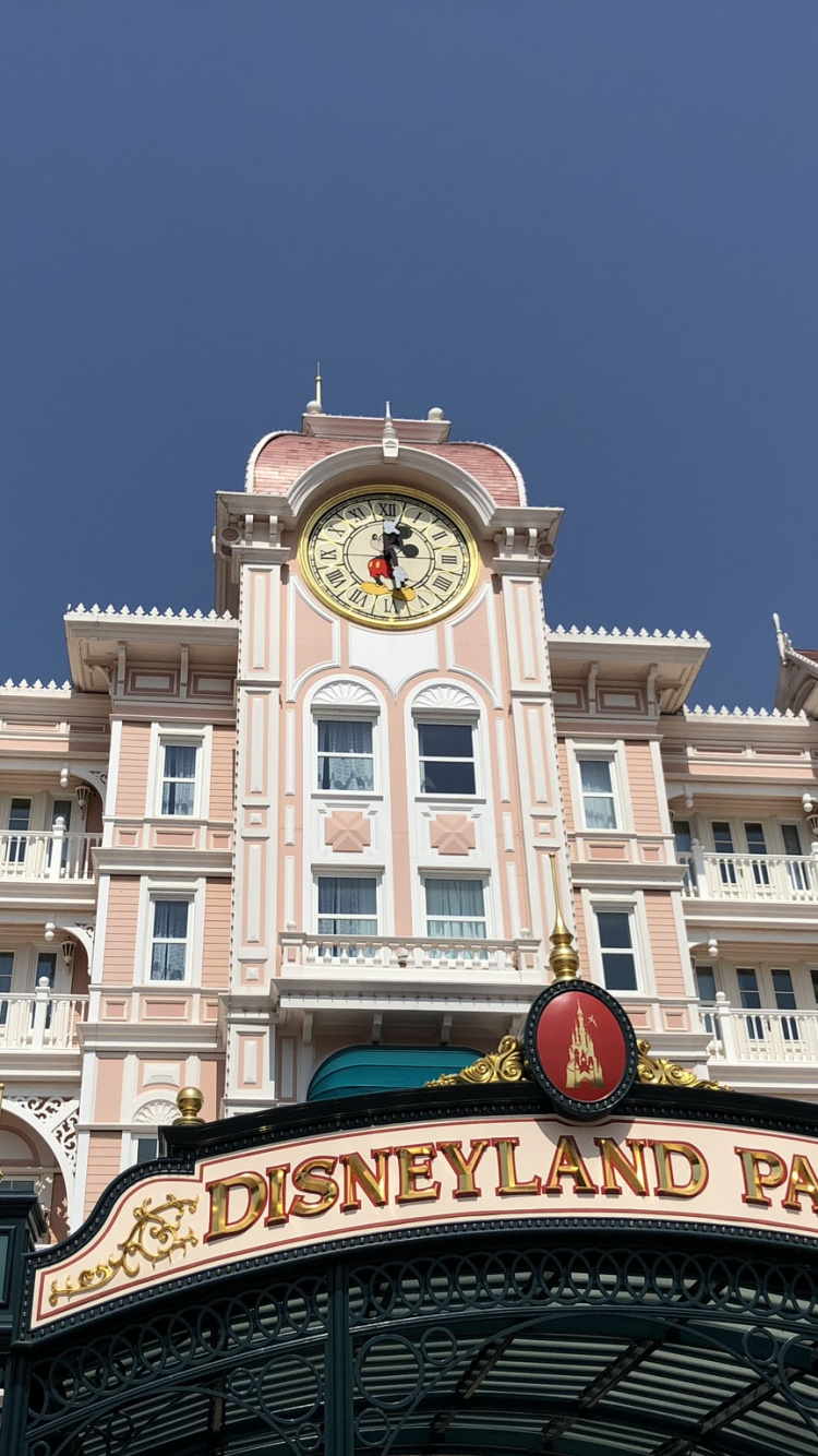 Disneyland, Disneyland Resort Paris Hotel, Klassische Architektur, Sehenswürdigkeit, Tourismus. Wallpaper in 750x1334 Resolution