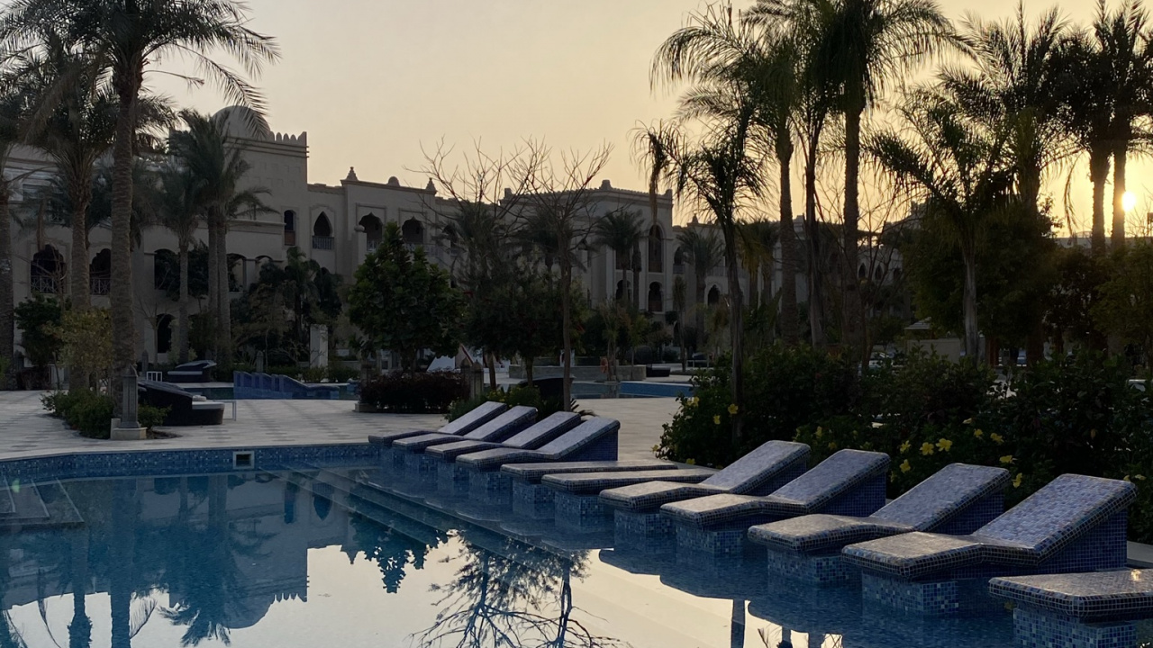 Réflexion, Eau, Les Ressources en Eau, la Journée, Bâtiment. Wallpaper in 1280x720 Resolution