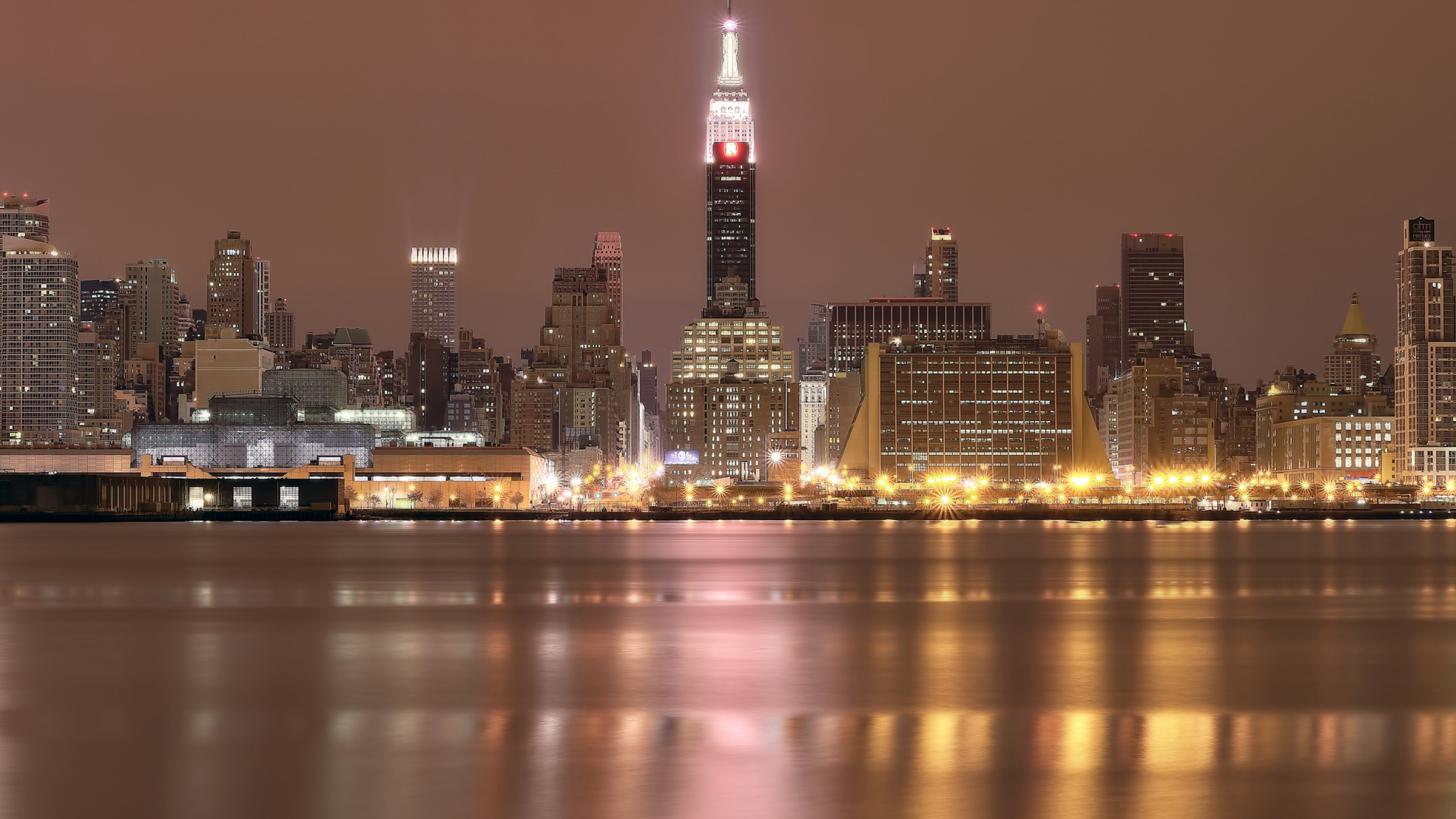 Horizonte de la Ciudad Durante la Noche. Wallpaper in 2560x1440 Resolution